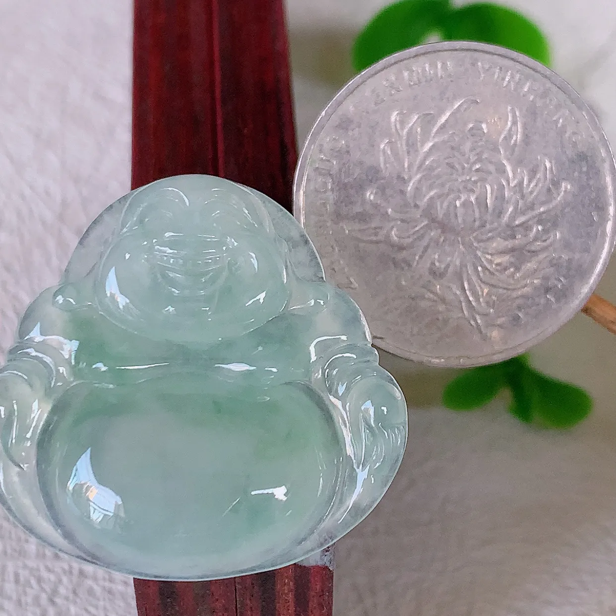 自然光实拍，冰种翡翠佛公吊坠，饱满， 佛公亦保平安，寓意有福（佛公）相伴，配戴优雅迷人！#03.9