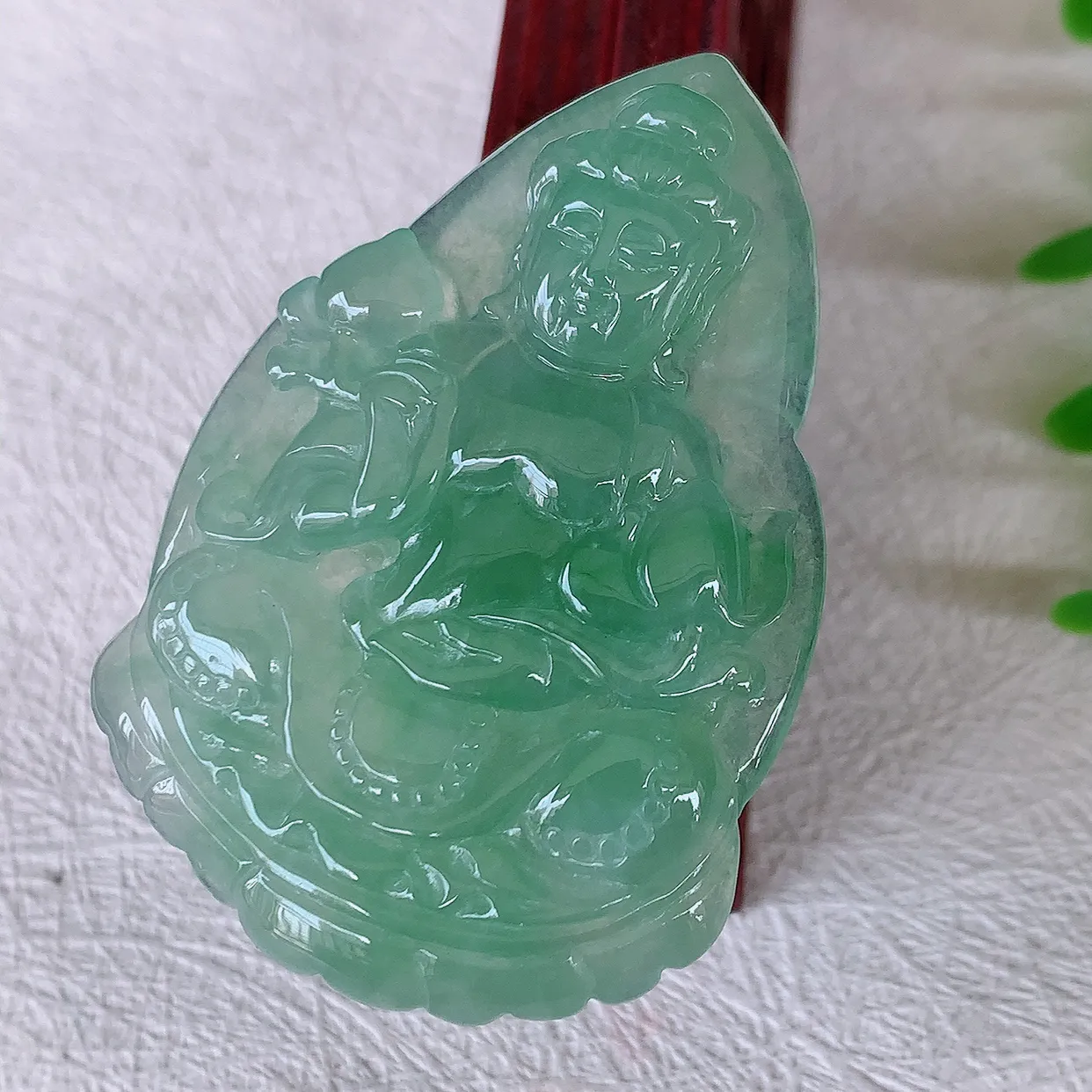 自然光实拍，冰种满绿翡翠普贤菩萨吊坠，赐福翡翠观音，翠绿迷人，观音面相端庄，佩戴时尚出众！#57.7