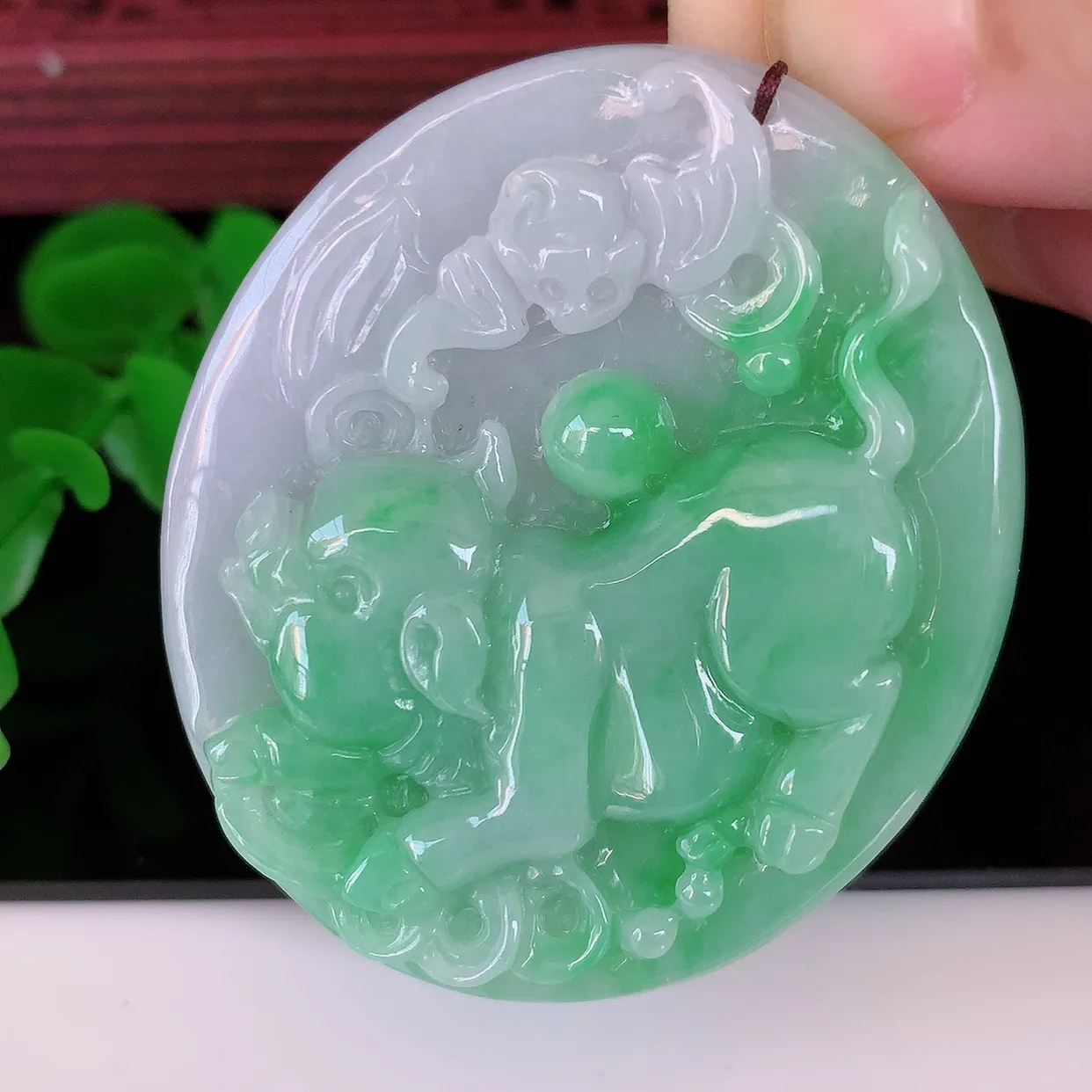 自然光实拍，冰润飘绿翡翠生肖猪吊坠，种老水足，雕工精湛 ，寓意美好，佩戴时尚出众！#05.9