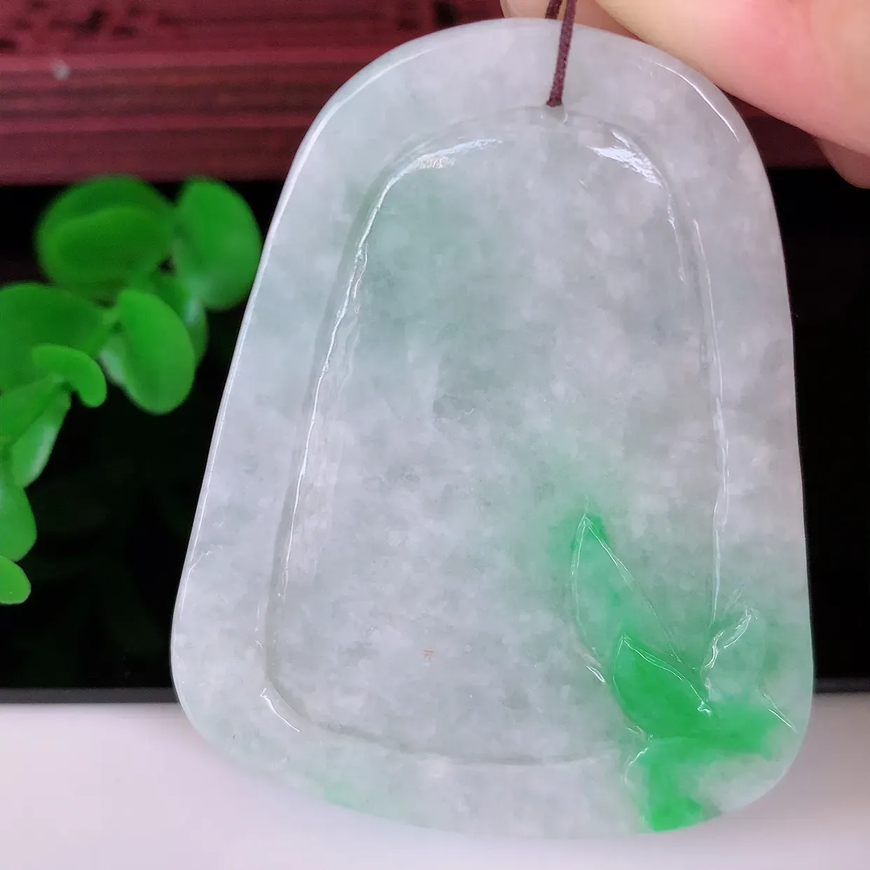 自然光实拍，冰润飘绿翡翠生肖虎牌吊坠，种老水足，雕工精湛 ，寓意美好，佩戴时尚出众！#05.9