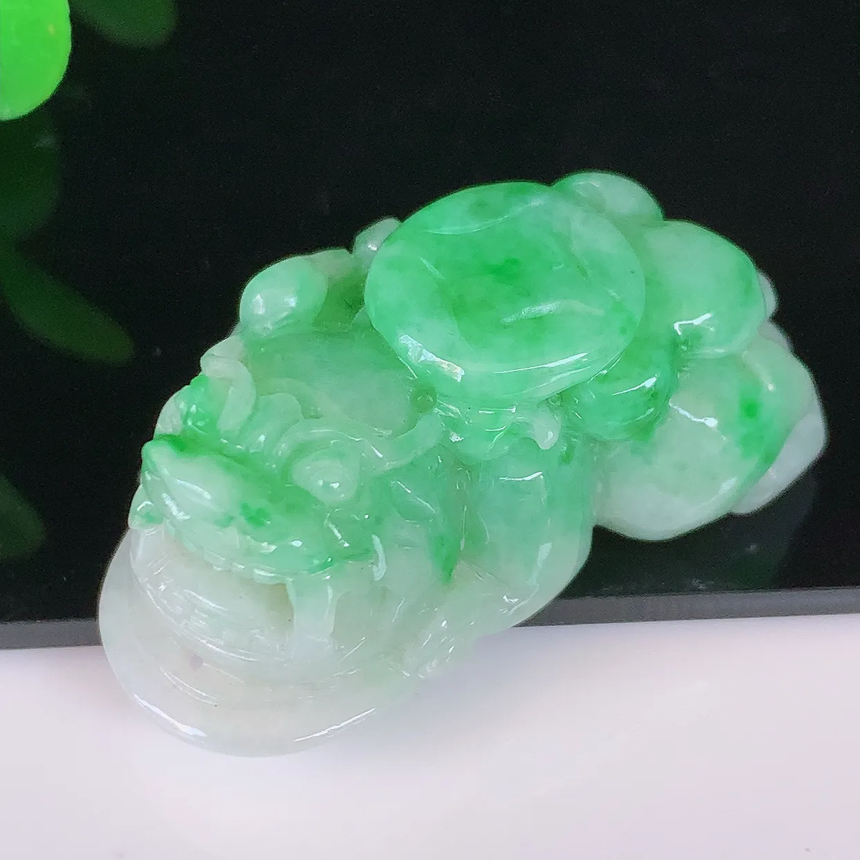 自然光实拍，冰润飘绿翡翠一对招财貔貅吊坠，民间有“一摸貔貅运程旺盛，再摸貔貅财运滚滚，三摸貔貅平步青