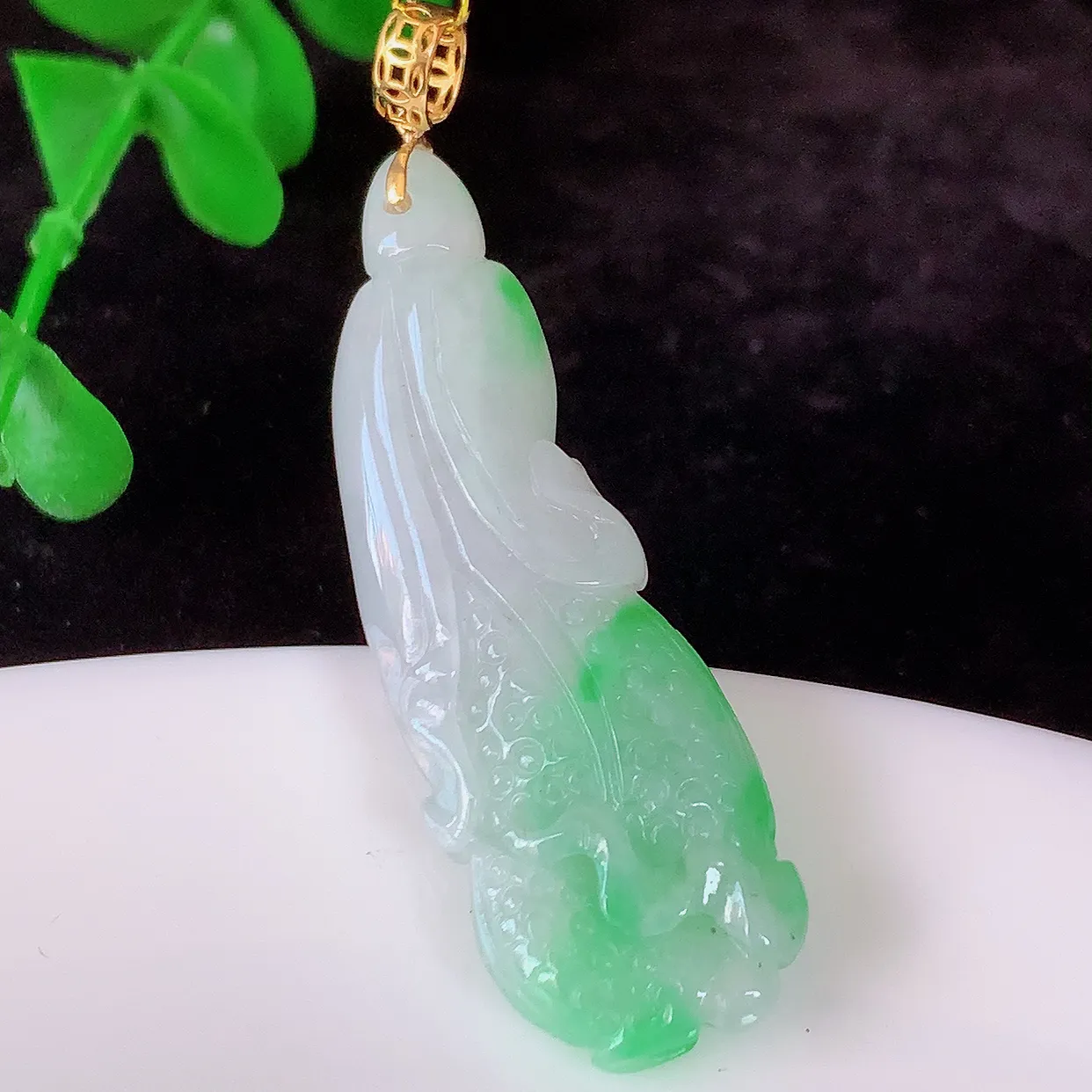 18K金镶嵌飘绿翡翠招百财白菜吊坠，百财聚来，财源滚滚，色泽鲜艳，精工水润的白菜，性价比高！#35.9