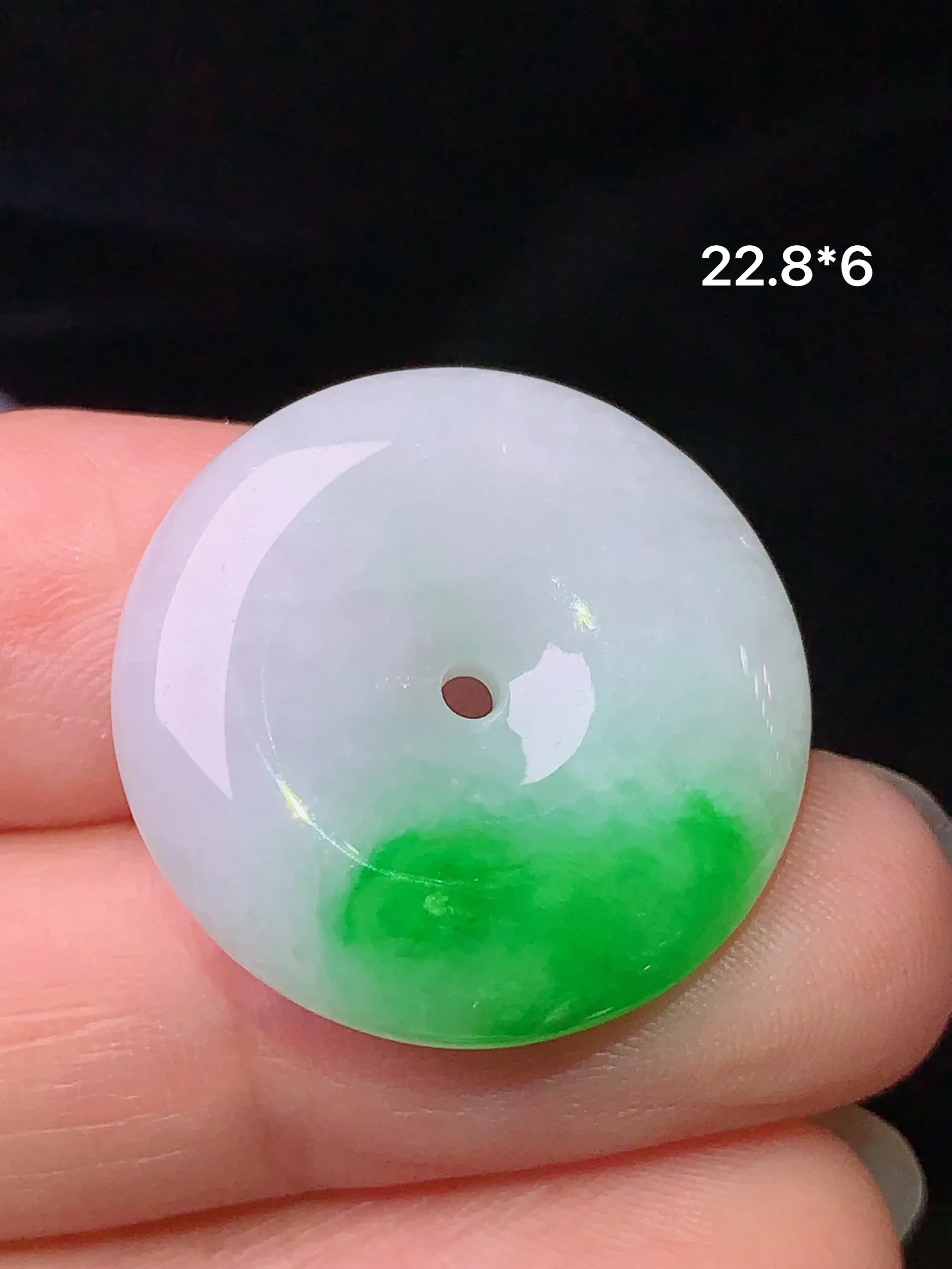 飘绿平安扣吊坠 玉质细腻 色泽清新艳丽 整体尺寸22.8*6
