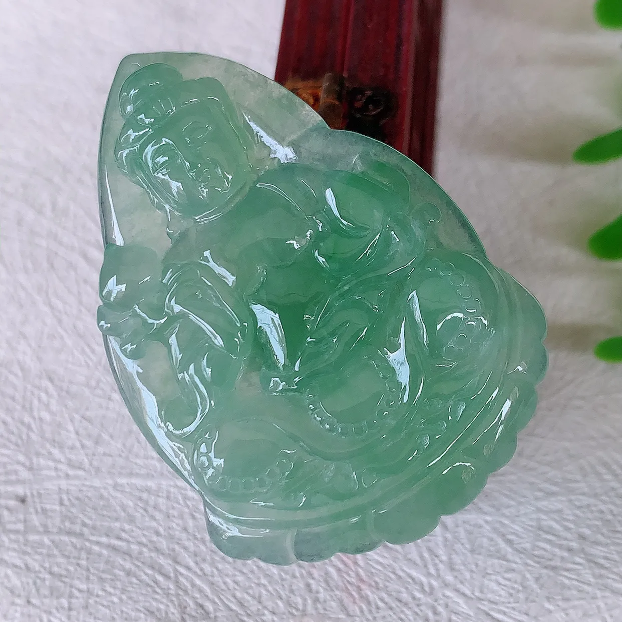 自然光实拍，冰种满绿翡翠普贤菩萨吊坠，赐福翡翠观音，翠绿迷人，观音面相端庄，佩戴时尚出众！#57.7