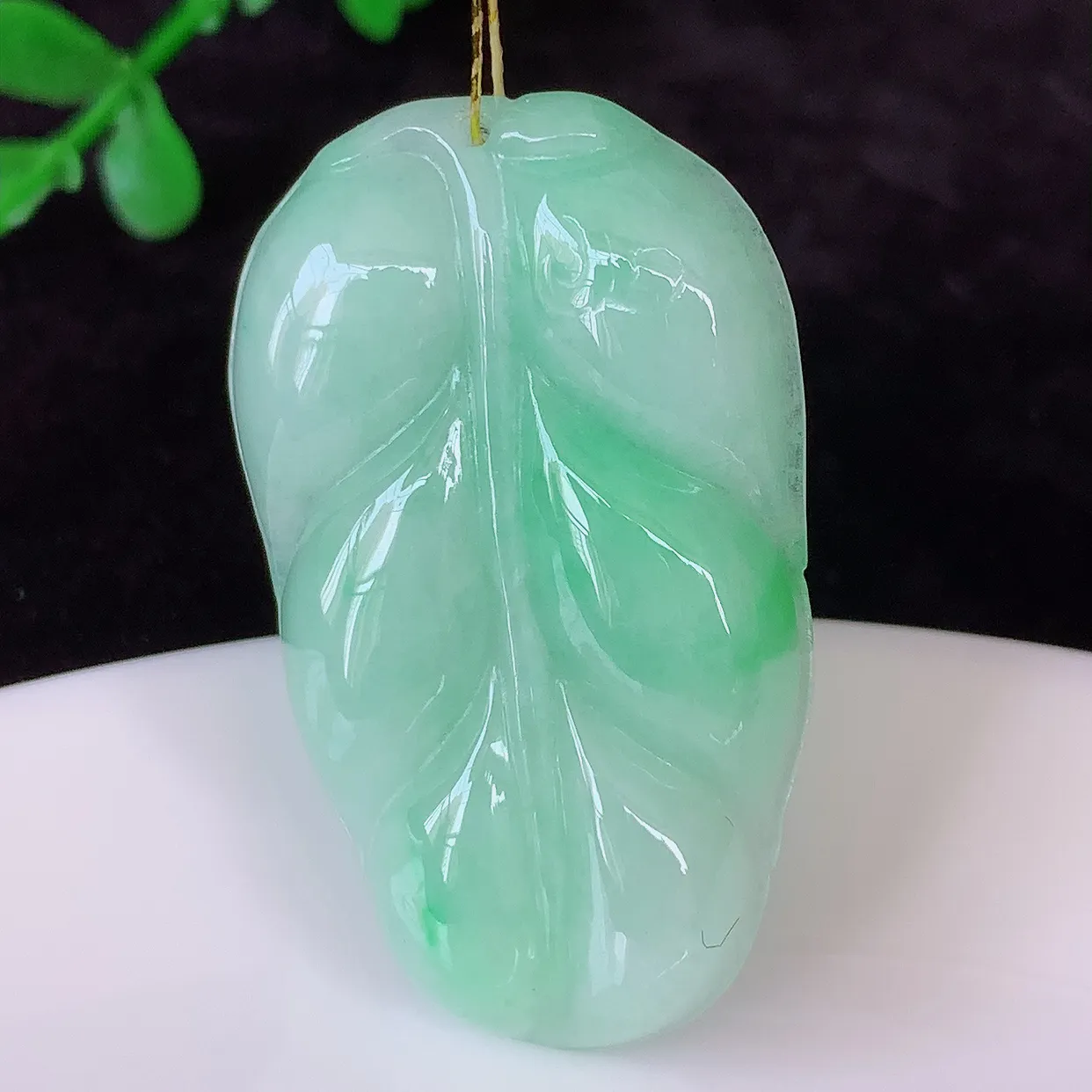 自然光实拍，冰胶飘绿叶子翡翠吊坠 ，种水足，色泽清新，工艺精湛，叶子寓意美好；金枝玉叶，事业有成。#