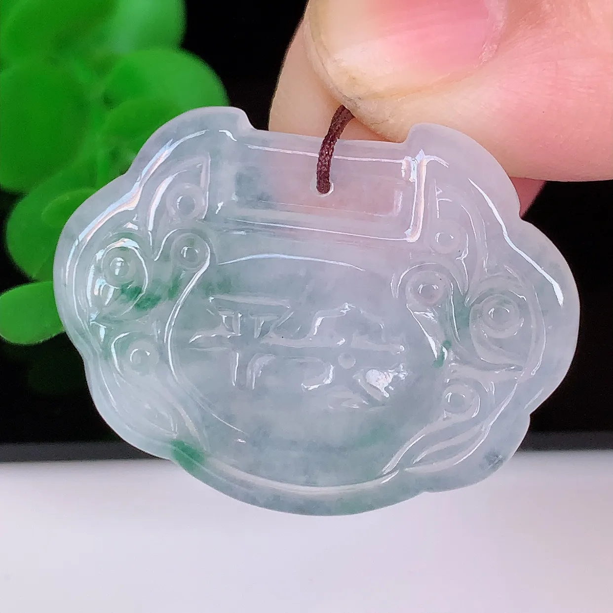 自然光实拍，冰种飘花翡翠平安如意锁吊坠，种老水足，雕工精湛 ，寓意美好，佩戴时尚出众！#18.9