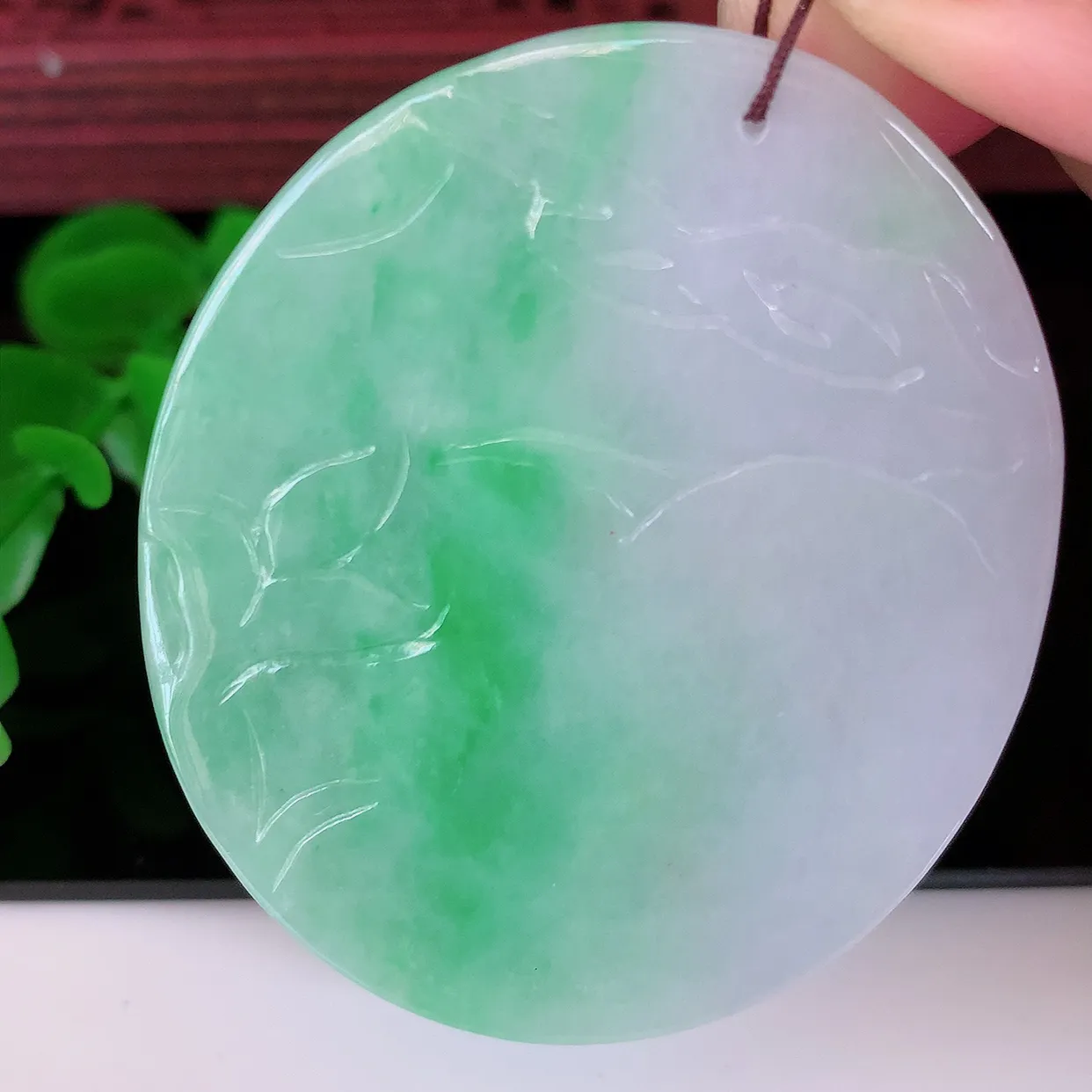 自然光实拍，冰润飘绿翡翠生肖猪吊坠，种老水足，雕工精湛 ，寓意美好，佩戴时尚出众！#05.9