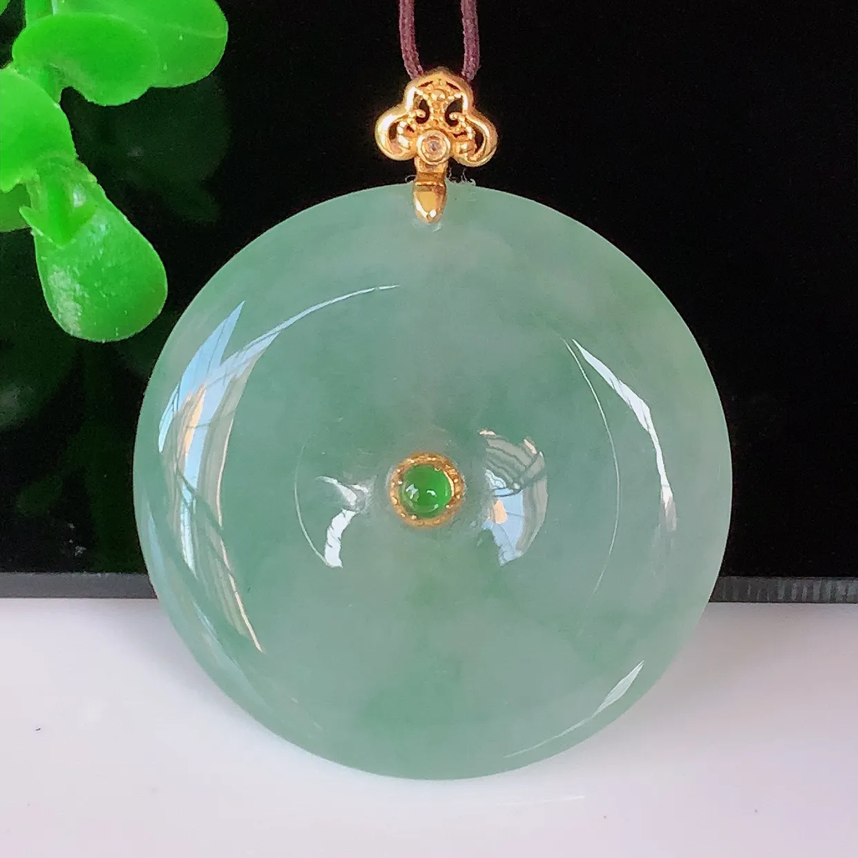自然光实拍，18K金镶嵌冰种飘花翡翠平安扣吊坠，水润光泽，寓意平平安安，佩戴时尚漂亮！#03.9整体33*27.5*6裸石27.5*27.5