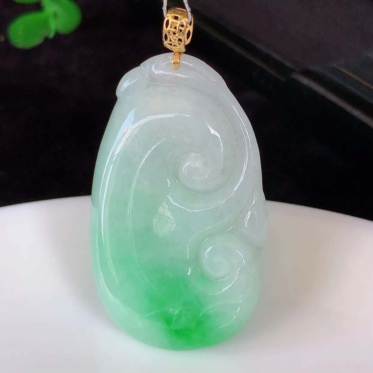 18k金镶嵌飘绿翡翠如意吊坠，沁人心脾，精致典雅的设计，为佩戴者，增添色彩，送礼自留都是佳品选择！#