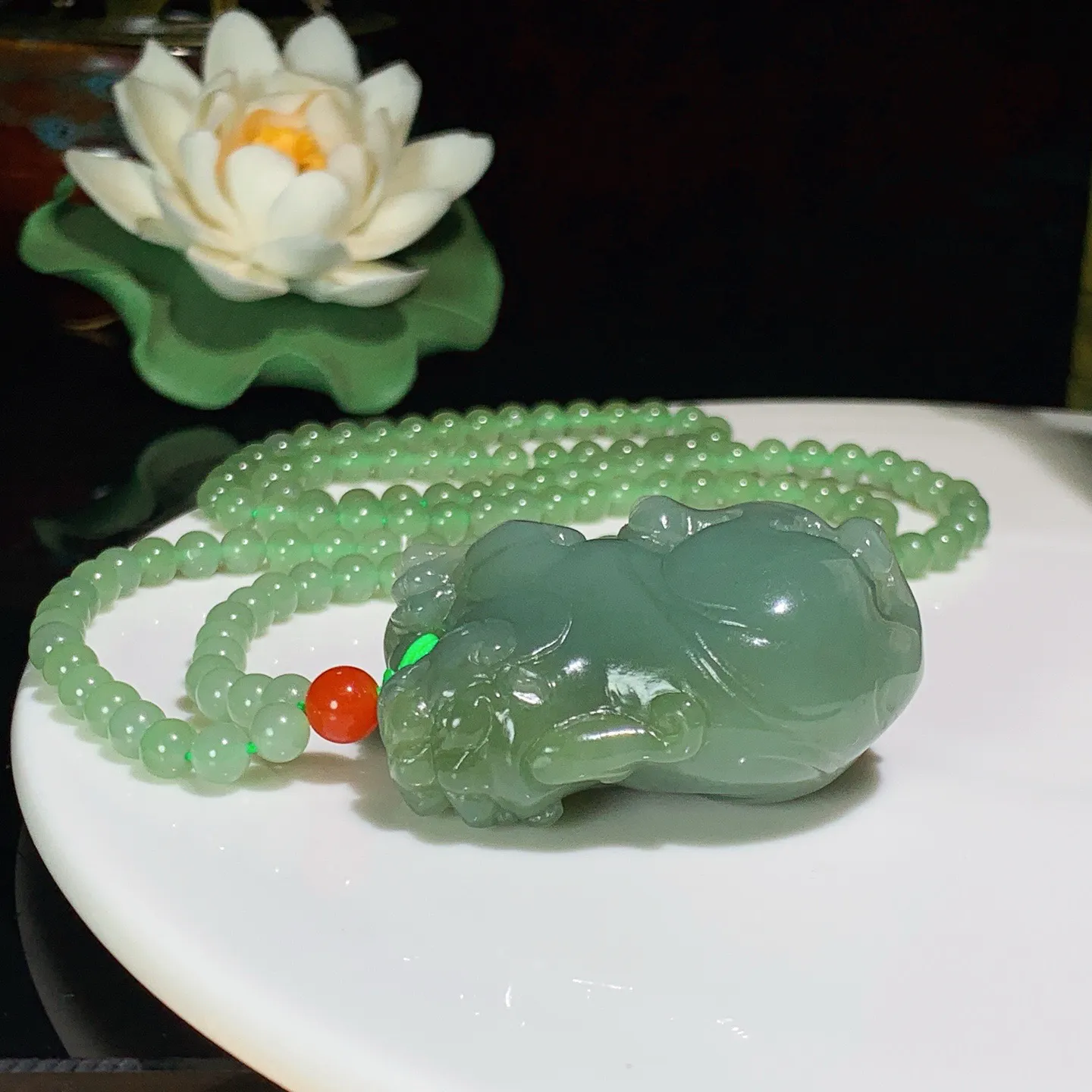 和田玉粉青俄罗斯碧玉招财进宝貔貅挂件。尺寸45/23/25重66克 玉质细腻油润 底色纯净 脂粉好，品质好！lt250809
