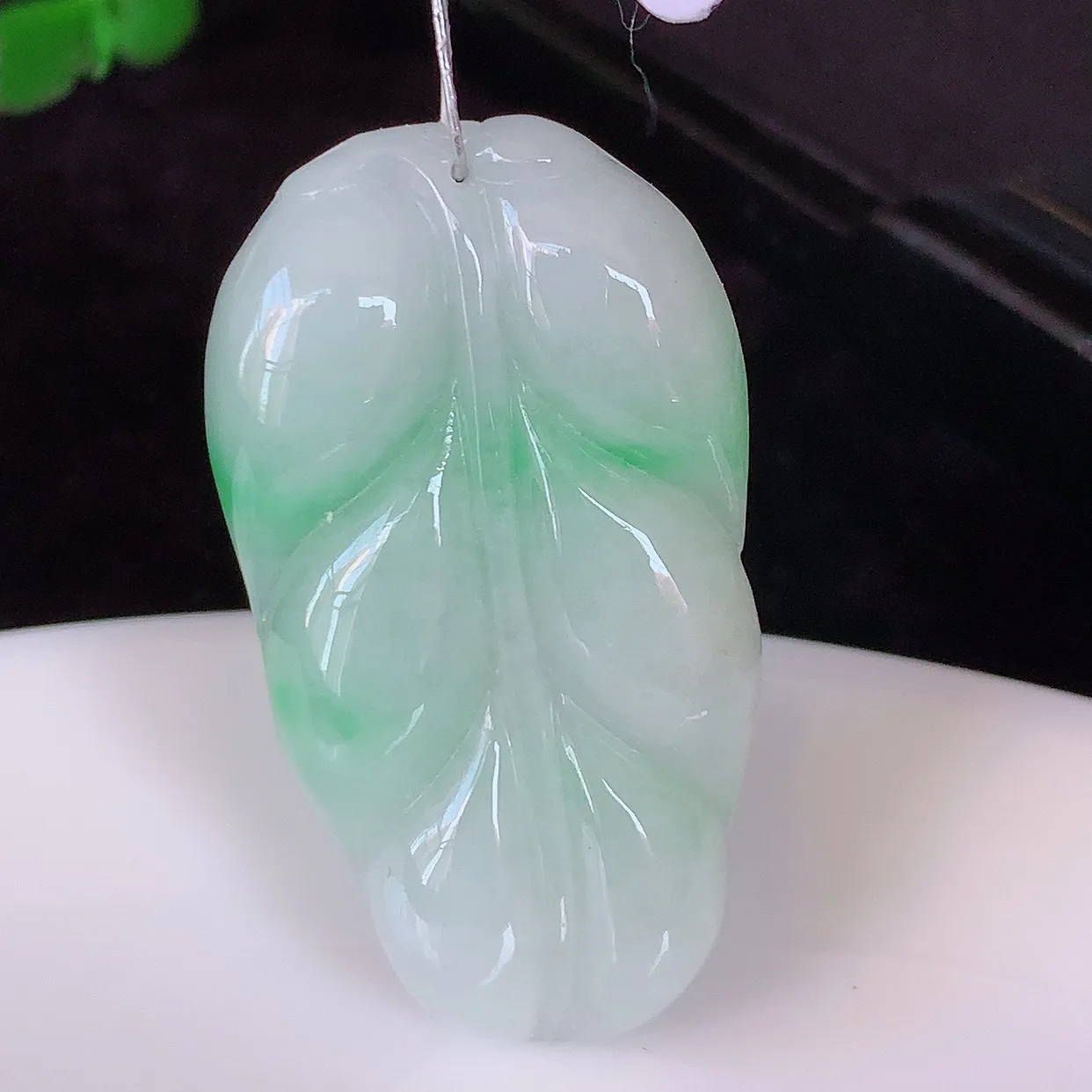 自然光实拍，冰润飘绿翡翠事业有成叶子吊坠，莹润且起胶，叶子清秀优雅，佩戴大业有成！#35.9