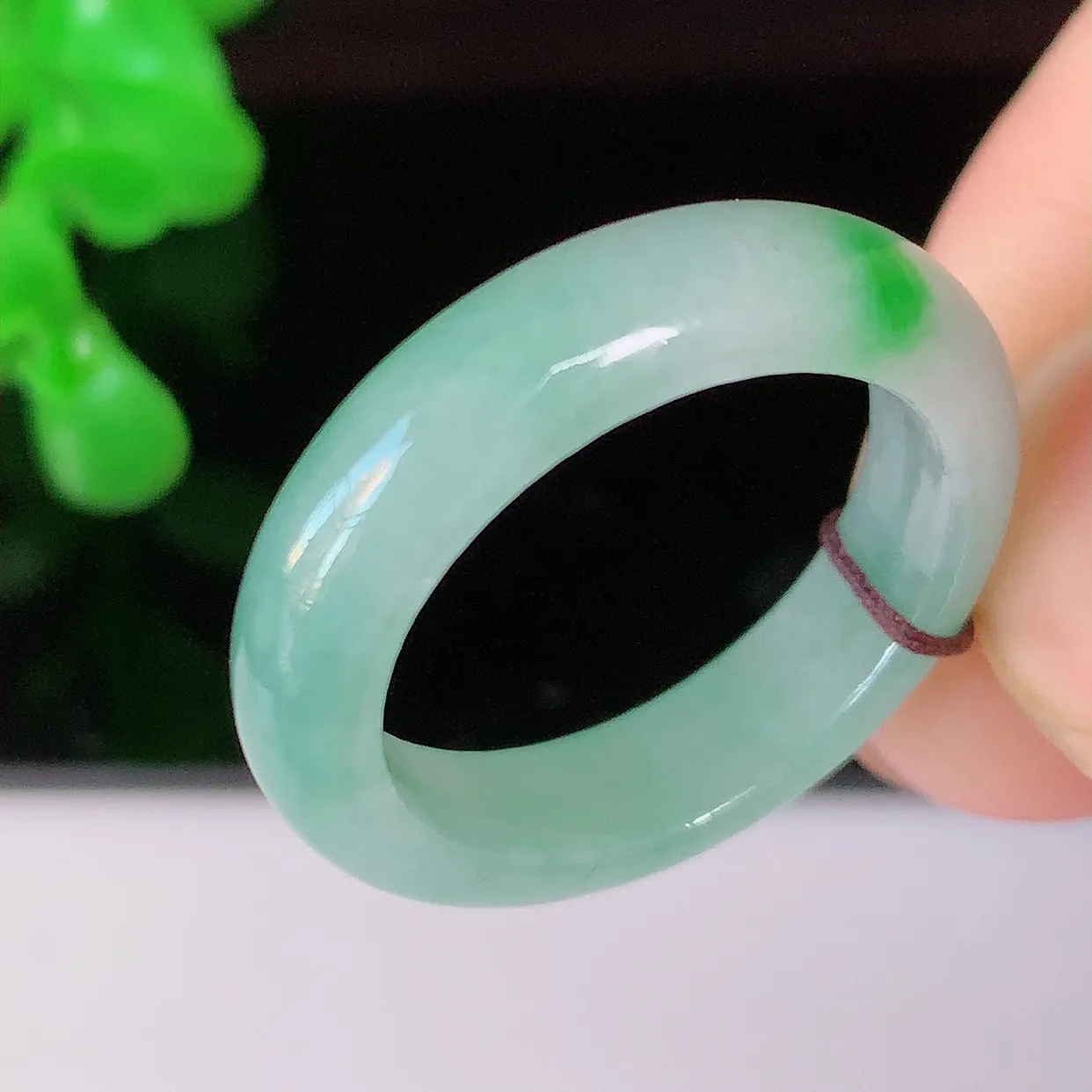 自然光实拍，18mm内径飘绿翡翠指环，玉戒指，玉质莹润，好精美好冰润的指环，17圈口，上手纤巧！#03.9