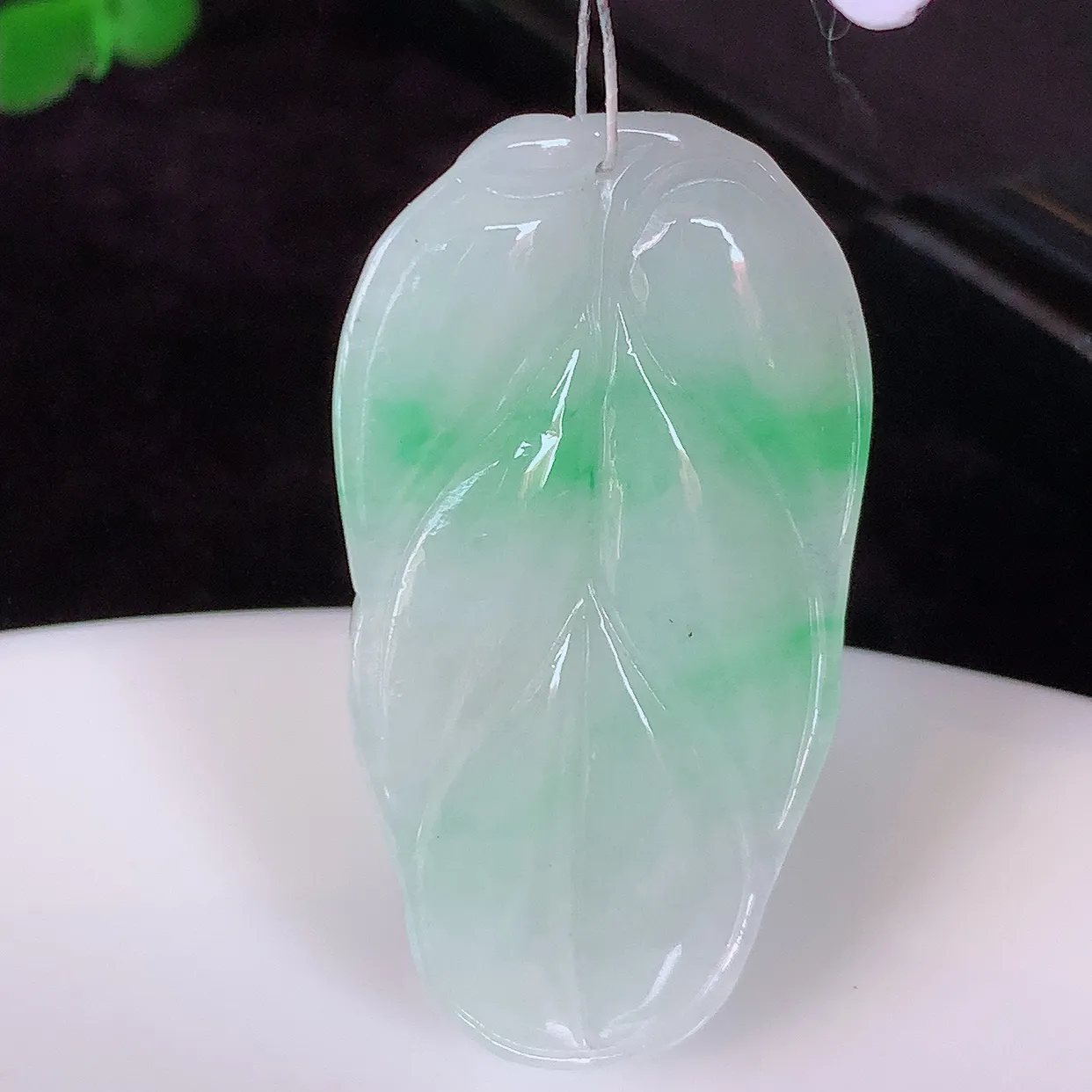 自然光实拍，冰润飘绿翡翠事业有成叶子吊坠，莹润且起胶，叶子清秀优雅，佩戴大业有成！#35.9