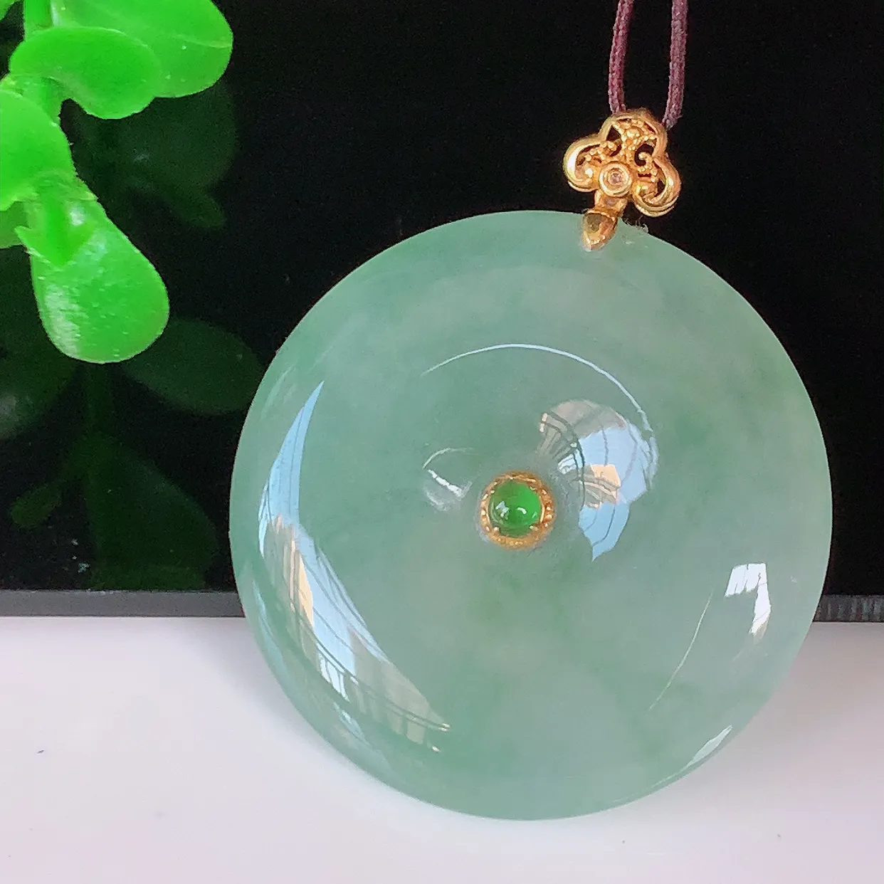 自然光实拍，18K金镶嵌冰种飘花翡翠平安扣吊坠，水润光泽，寓意平平安安，佩戴时尚漂亮！#03.9整体33*27.5*6裸石27.5*27.5