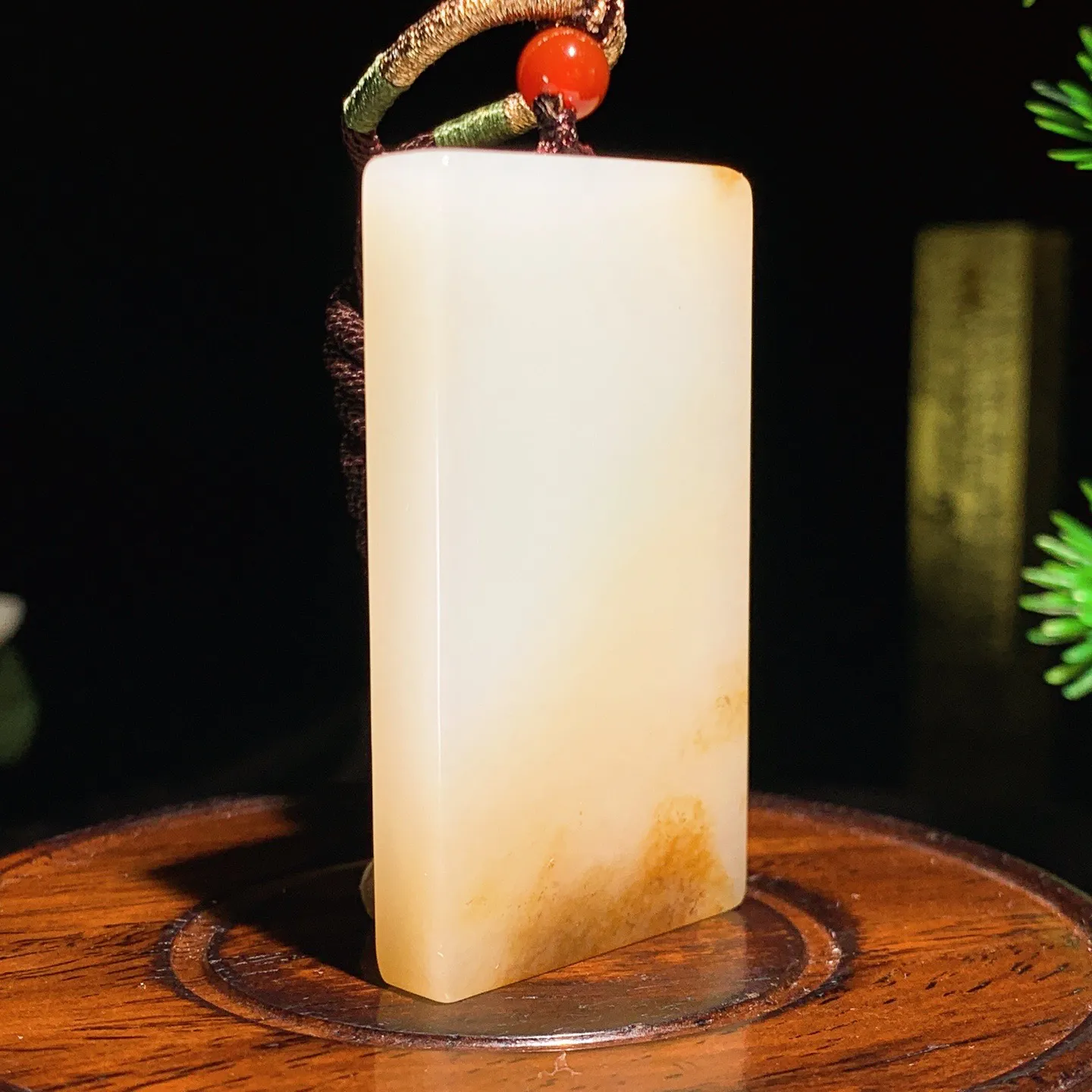 新疆且末糖平安无事牌挂件。尺寸55/32/7重37克 玉质细腻油润 底色纯净 脂粉好，品质好！lt250807