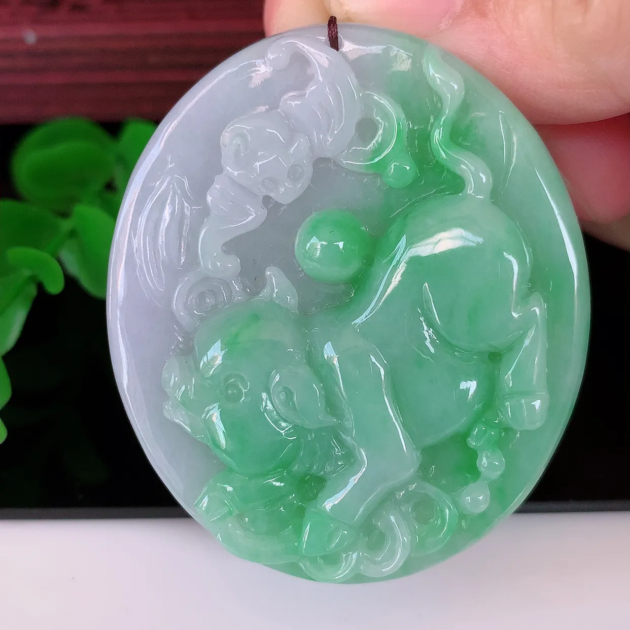 自然光实拍，冰润飘绿翡翠生肖猪吊坠，种老水足，雕工精湛 ，寓意美好，佩戴时尚出众！#05.9