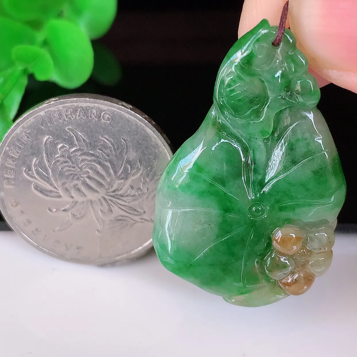 自然光实拍，冰润黄加绿翡翠荷叶鱼、和和美美翡翠玉坠，财源广进，自然隐逸、荷本是素不着尘之物，有和美之寓意。#05.9