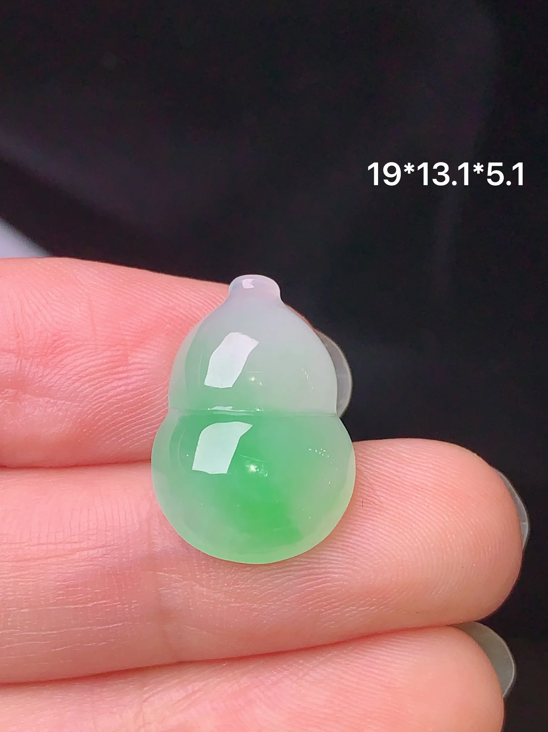 镶嵌款 飘绿葫芦吊坠 玉质细腻 色泽清新艳丽 整体尺寸19*13.1*5.1
