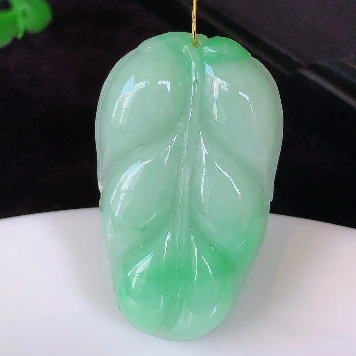 自然光实拍，冰润飘花翡翠事业有成叶子吊坠，莹润且起胶，叶子清秀优雅，佩戴大业有成！#35.9
