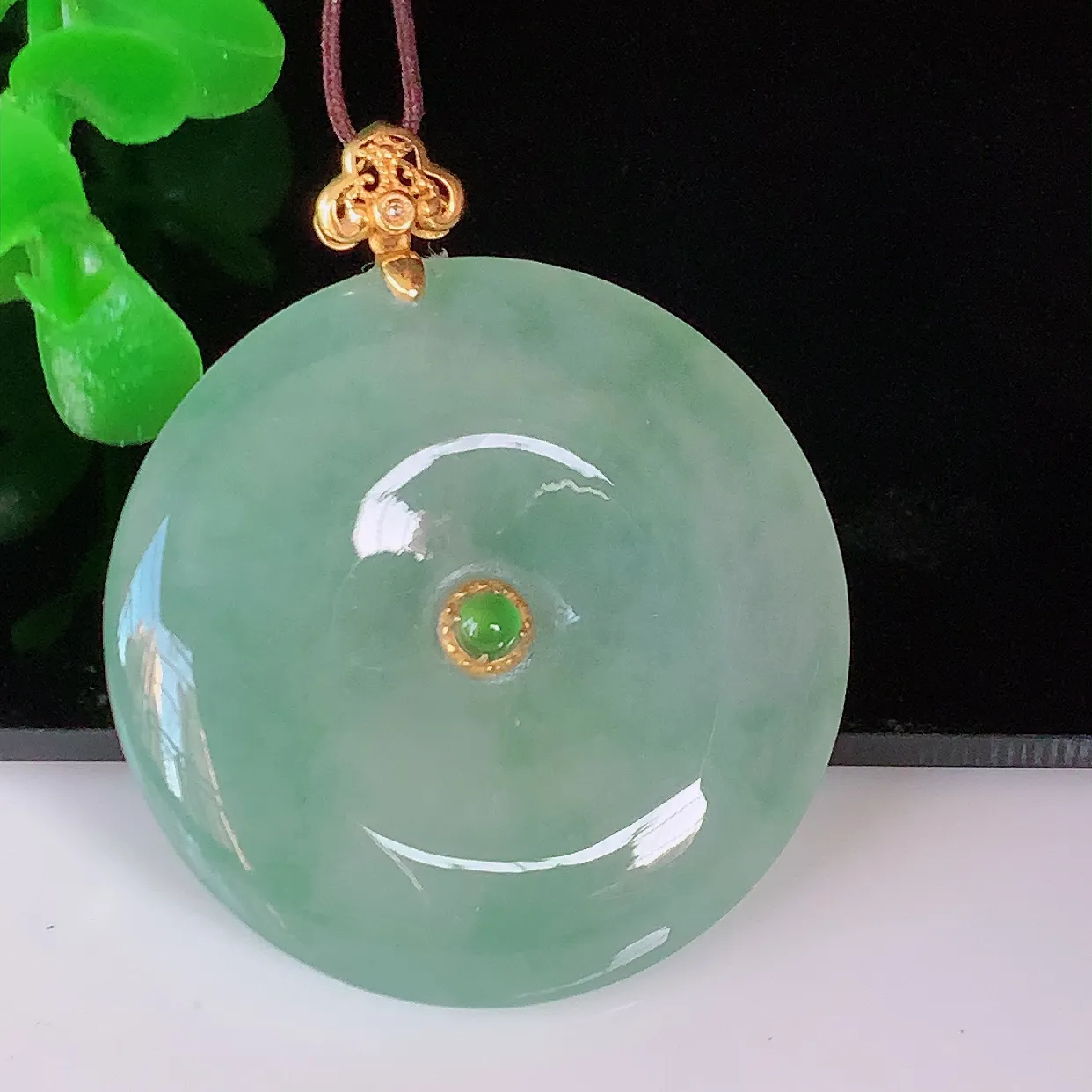 自然光实拍，18K金镶嵌冰种飘花翡翠平安扣吊坠，水润光泽，寓意平平安安，佩戴时尚漂亮！#03.9整体33*27.5*6裸石27.5*27.5