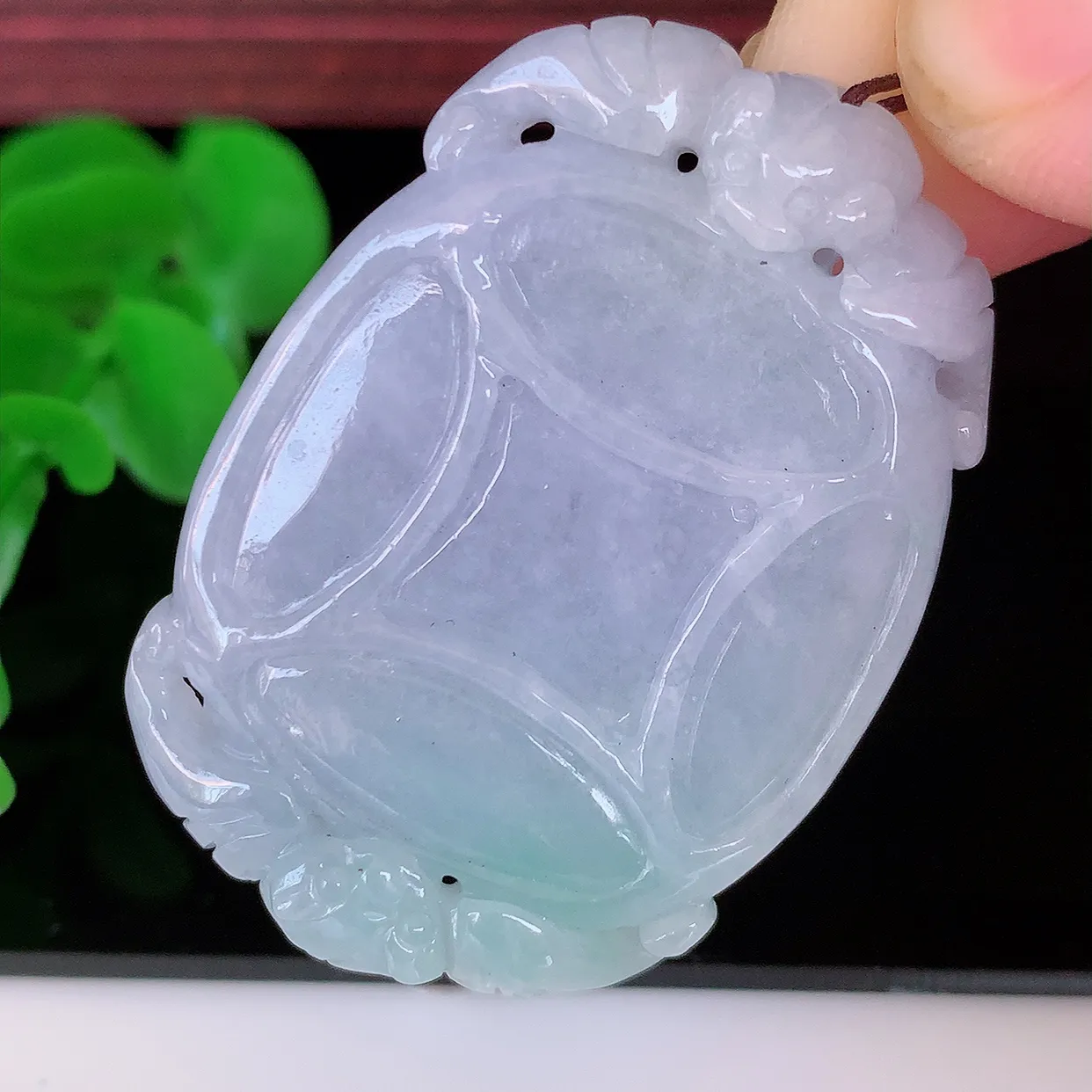 自然光实拍，冰润春带彩翡翠招财铜飘吊坠，紫罗兰，种老水足，雕工精湛 ，寓意美好，佩戴时尚出众！#05.9