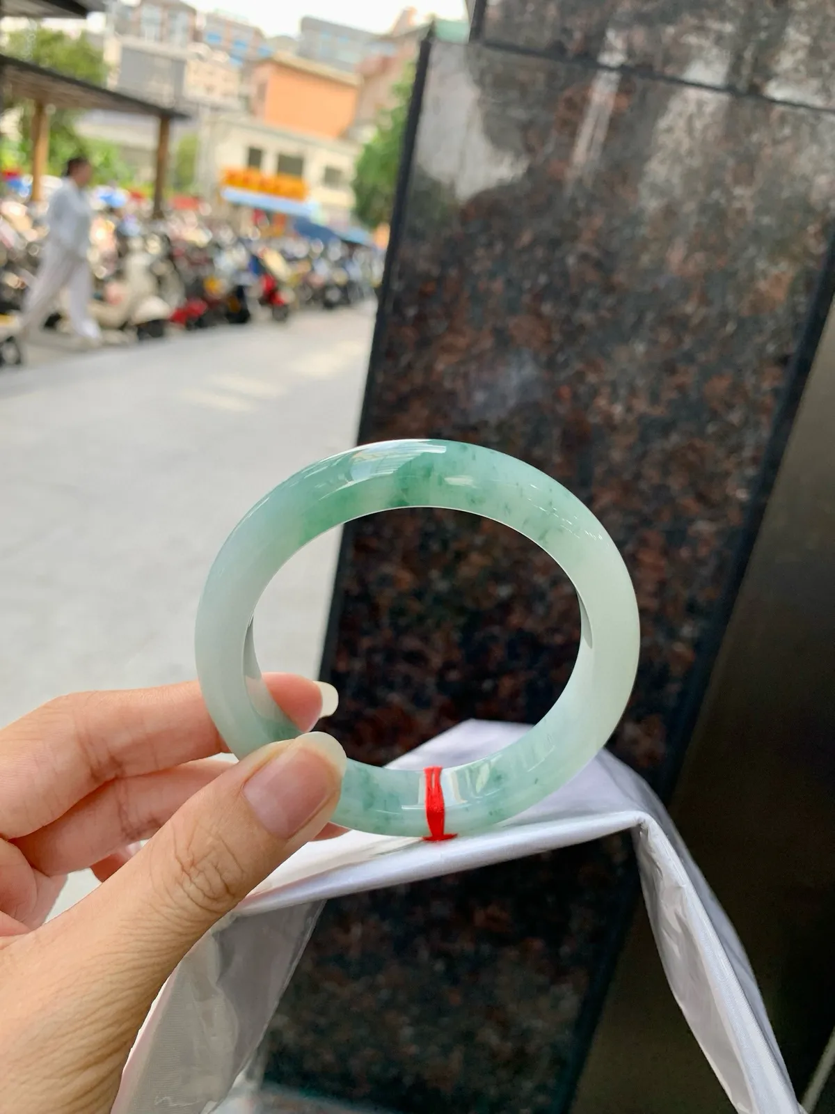 推荐【60.3圈飘花正圈】60.3-9-12.8，无纹裂底妆胶润细腻，笔墨丹青，如诗如画，镯子青白分明，特色有韵味