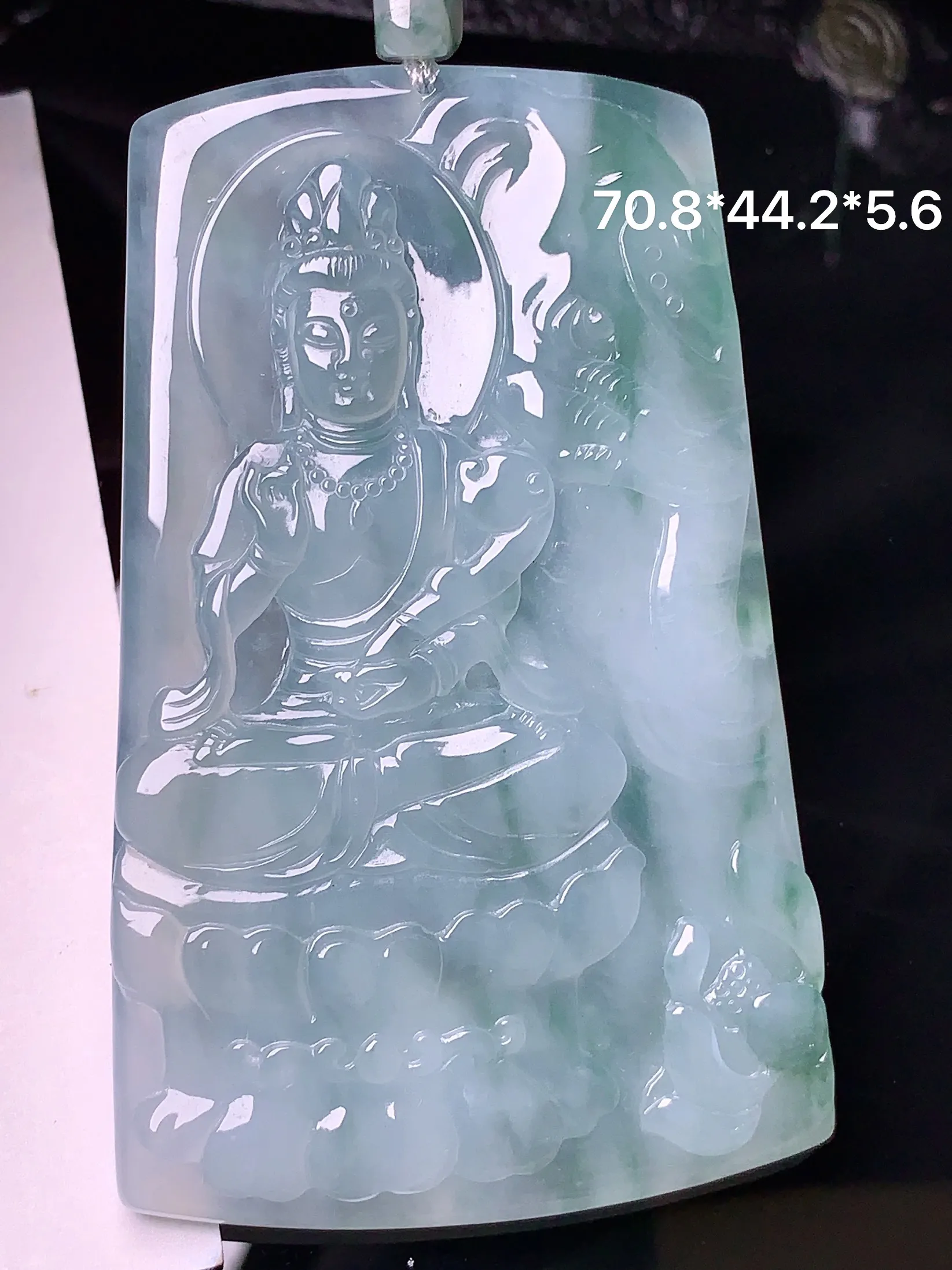 飘绿观音吊坠 玉质细腻 色泽艳丽清新 整体尺寸70.8*44.2*5.6
