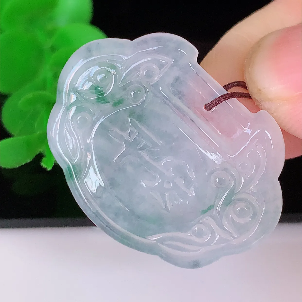 自然光实拍，冰种飘花翡翠平安如意锁吊坠，种老水足，雕工精湛 ，寓意美好，佩戴时尚出众！#18.9