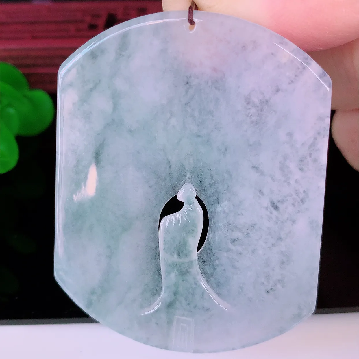 自然光实拍，冰种翡翠悟道吊坠，翡翠悟道寓意“祥和，安宁，吉祥，幸福”，佩戴效果优雅迷人，性价比超高！#60.9