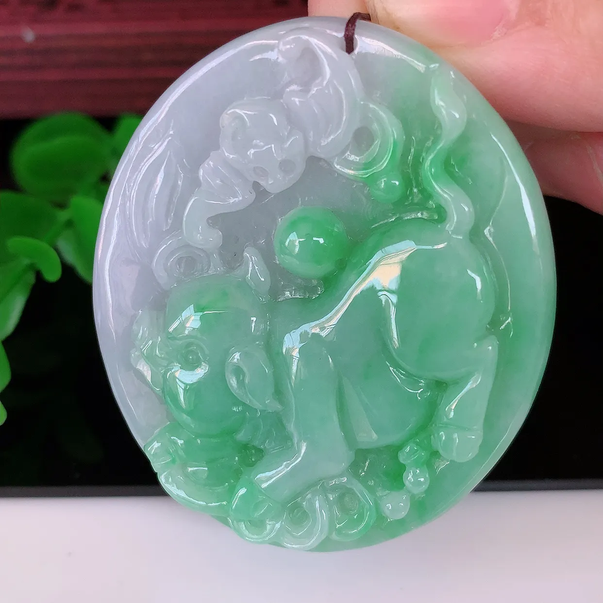 自然光实拍，冰润飘绿翡翠生肖猪吊坠，种老水足，雕工精湛 ，寓意美好，佩戴时尚出众！#05.9