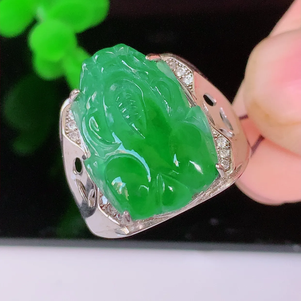 冰透满绿翡翠貔貅925银镶嵌戒指，自然光实拍，翠色灵动，颜色漂亮，种老水足，品相佳，佩戴佳品！#98.9（圈口可调大小）整体25.5*18.2-6.2裸石18.5*12.5