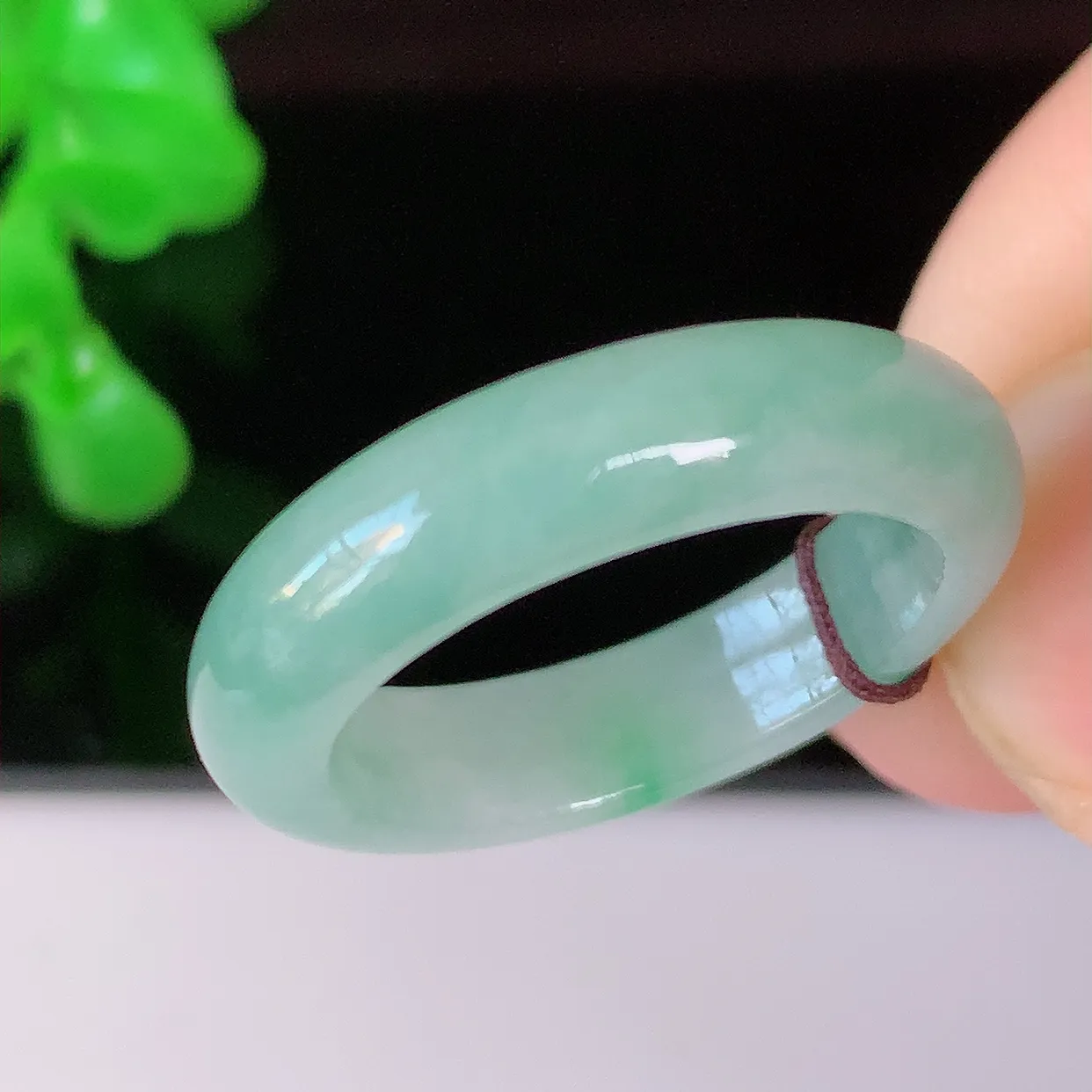 自然光实拍，18mm内径飘绿翡翠指环，玉戒指，玉质莹润，好精美好冰润的指环，17圈口，上手纤巧！#03.9