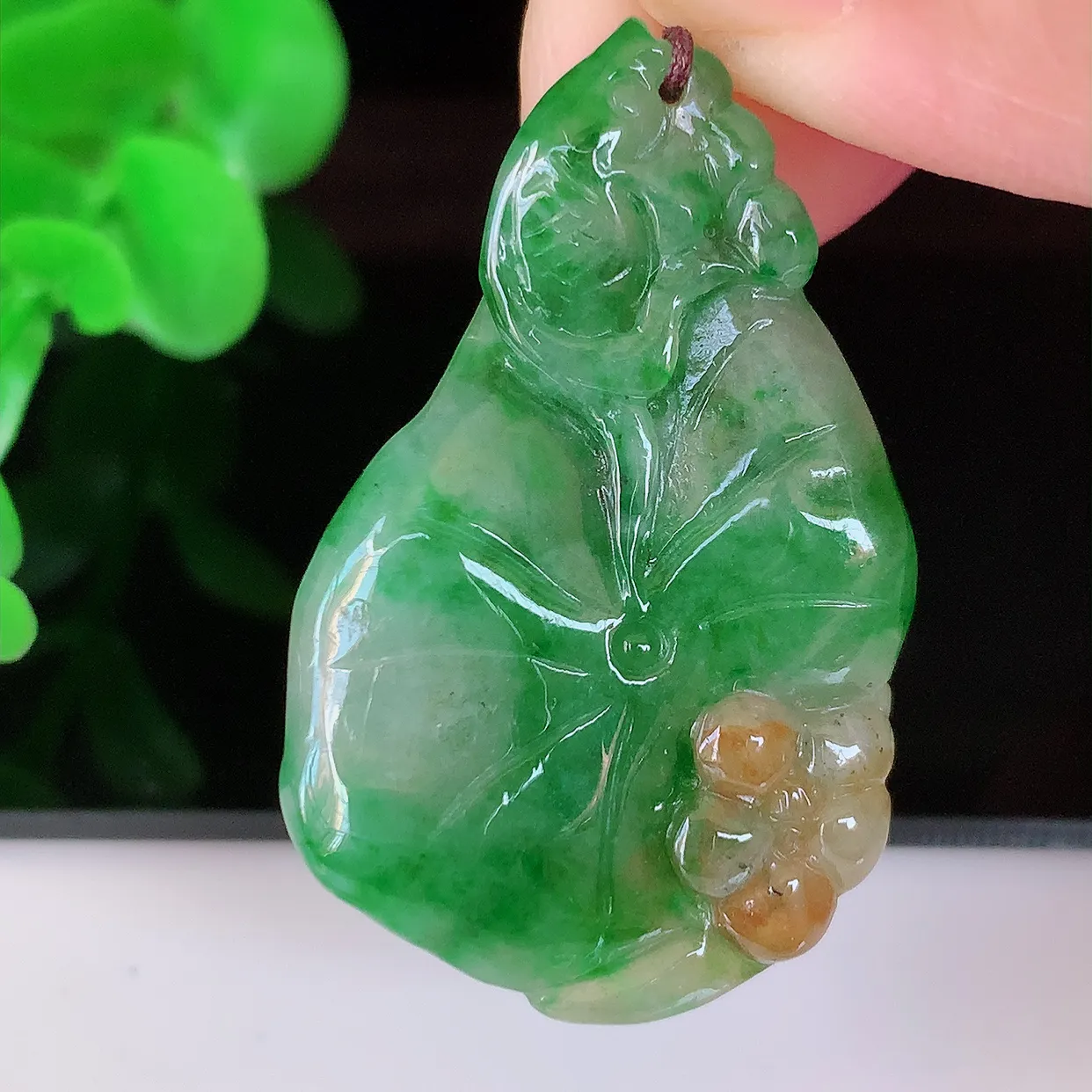 自然光实拍，冰润黄加绿翡翠荷叶鱼、和和美美翡翠玉坠，财源广进，自然隐逸、荷本是素不着尘之物，有和美之寓意。#05.9