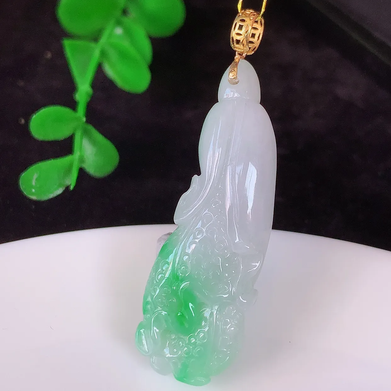 18K金镶嵌飘绿翡翠招百财白菜吊坠，百财聚来，财源滚滚，色泽鲜艳，精工水润的白菜，性价比高！#35.9