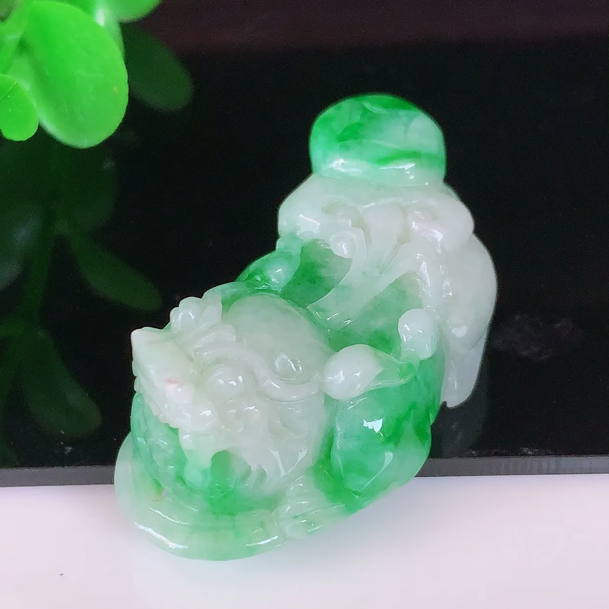 自然光实拍，冰润飘绿翡翠一对招财貔貅吊坠，民间有“一摸貔貅运程旺盛，再摸貔貅财运滚滚，三摸貔貅平步青云 ”的美好祝愿。#05.9