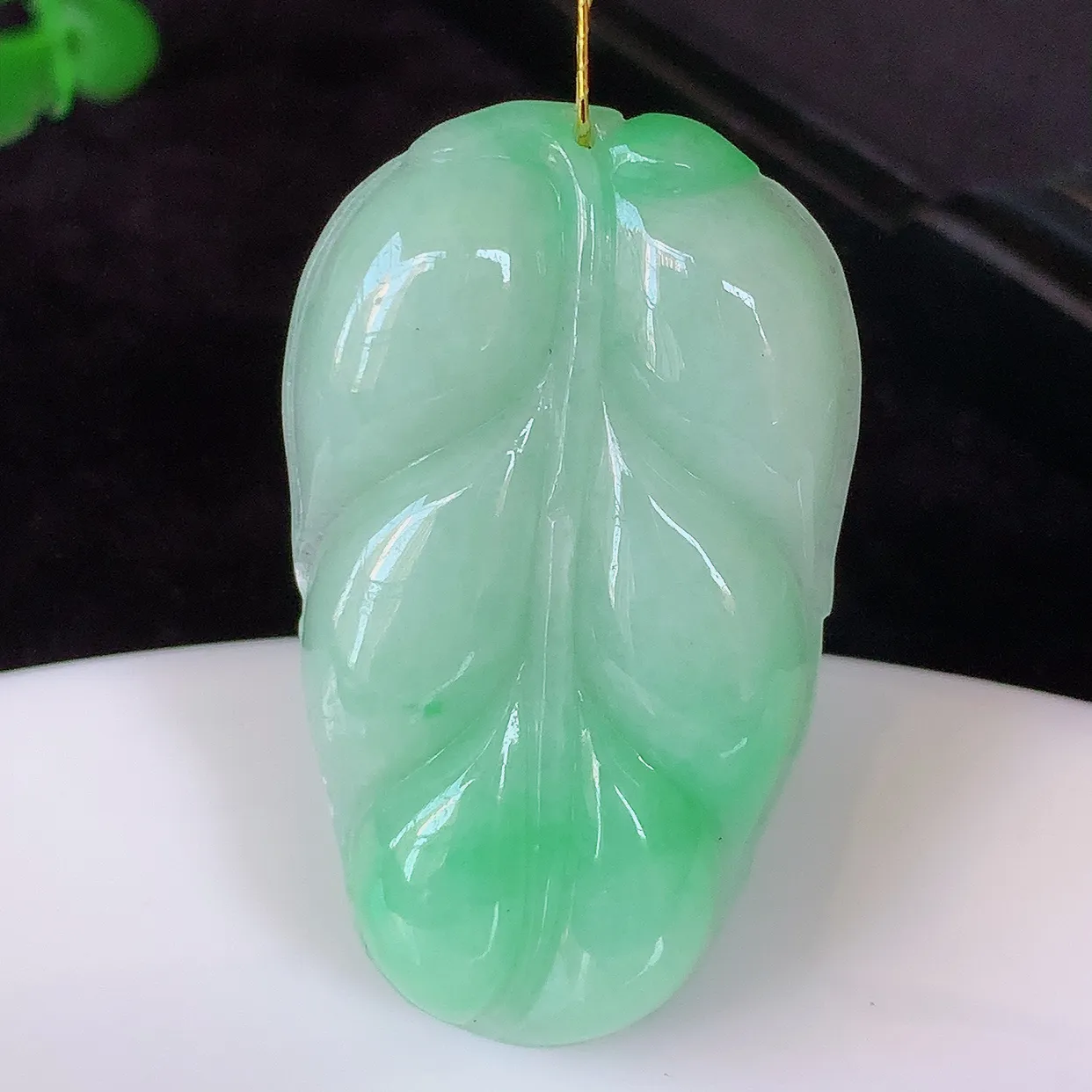 自然光实拍，冰润飘花翡翠事业有成叶子吊坠，莹润且起胶，叶子清秀优雅，佩戴大业有成！#35.9
