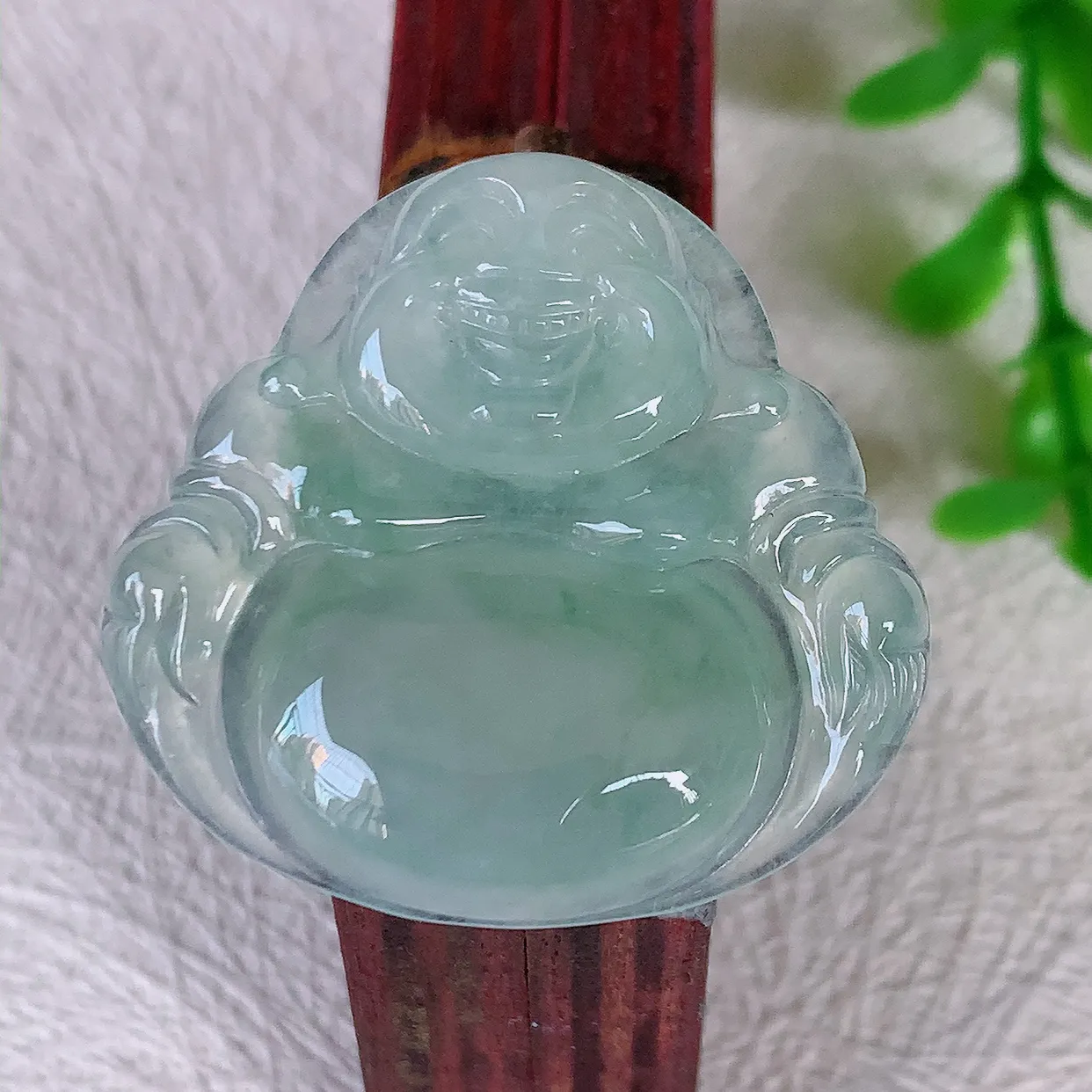 自然光实拍，冰种翡翠佛公吊坠，饱满， 佛公亦保平安，寓意有福（佛公）相伴，配戴优雅迷人！#03.9