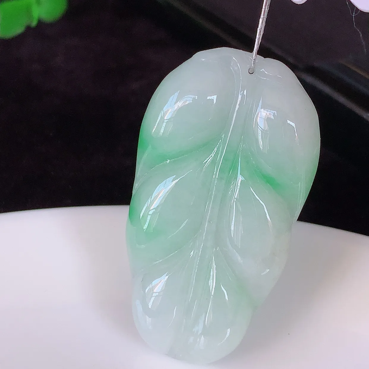 自然光实拍，冰润飘绿翡翠事业有成叶子吊坠，莹润且起胶，叶子清秀优雅，佩戴大业有成！#35.9