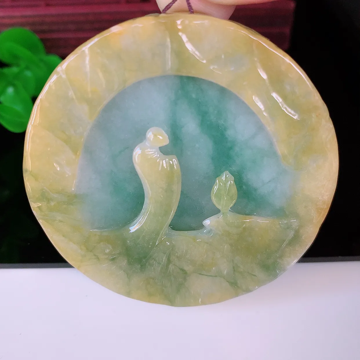 自然光实拍，特色黄加绿翡翠悟道吊坠，翡翠悟道寓意“祥和，安宁，吉祥，幸福”，佩戴效果优雅迷人，性价比超高！#60.9