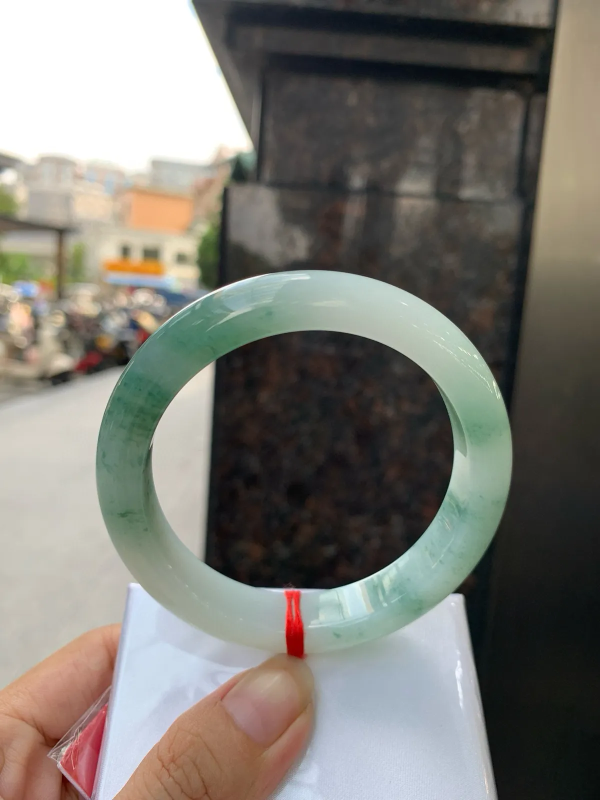 推荐【60.3圈飘花正圈】60.3-9-12.8，无纹裂底妆胶润细腻，笔墨丹青，如诗如画，镯子青白分明，特色有韵味