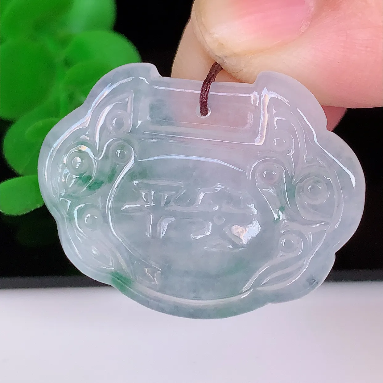 自然光实拍，冰种飘花翡翠平安如意锁吊坠，种老水足，雕工精湛 ，寓意美好，佩戴时尚出众！#18.9