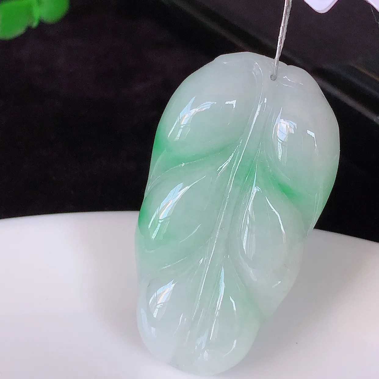 自然光实拍，冰润飘绿翡翠事业有成叶子吊坠，莹润且起胶，叶子清秀优雅，佩戴大业有成！#35.9