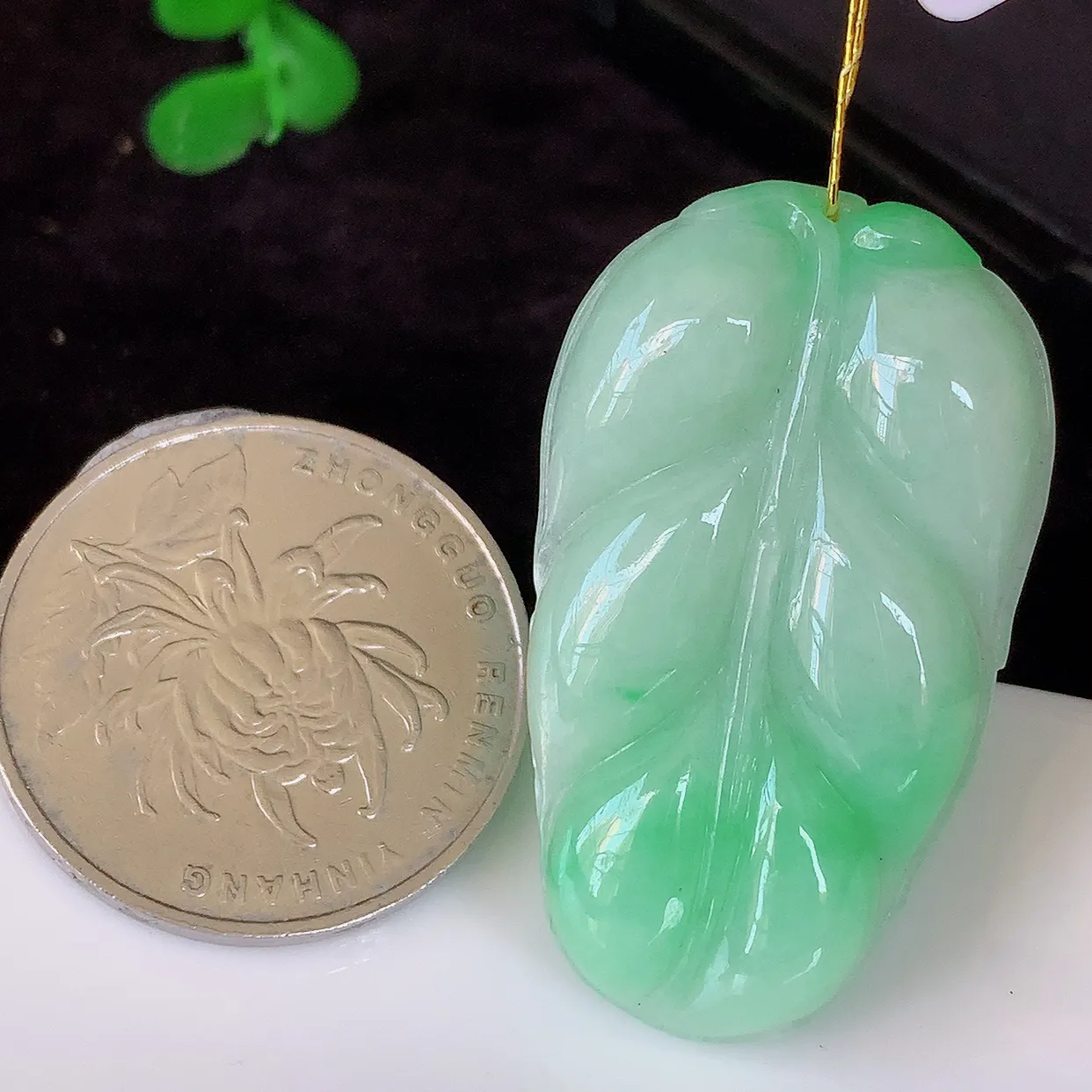 自然光实拍，冰润飘花翡翠事业有成叶子吊坠，莹润且起胶，叶子清秀优雅，佩戴大业有成！#35.9