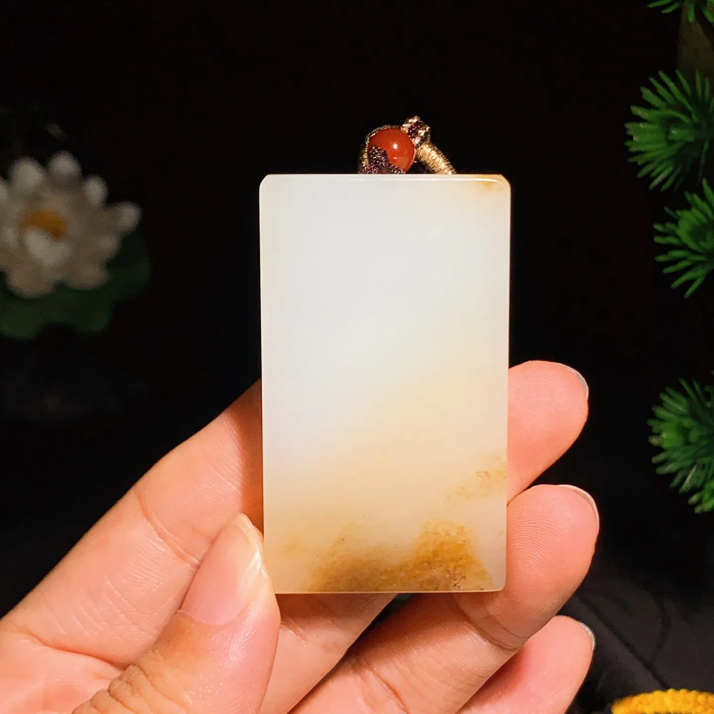 新疆且末糖平安无事牌挂件。尺寸55/32/7重37克 玉质细腻油润 底色纯净 脂粉好，品质好！lt250807