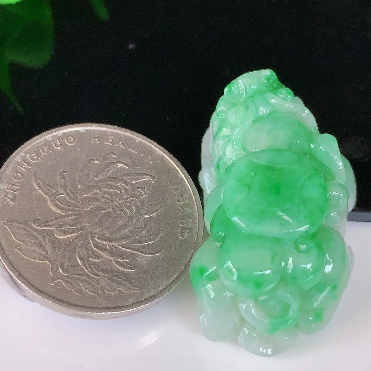 自然光实拍，冰润飘绿翡翠一对招财貔貅吊坠，民间有“一摸貔貅运程旺盛，再摸貔貅财运滚滚，三摸貔貅平步青云 ”的美好祝愿。#05.9