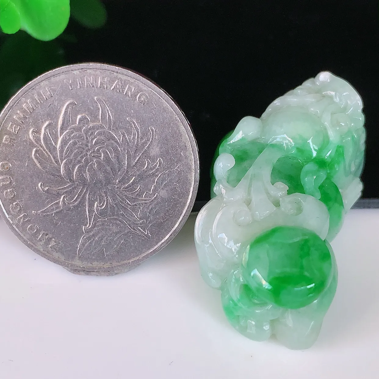 自然光实拍，冰润飘绿翡翠一对招财貔貅吊坠，民间有“一摸貔貅运程旺盛，再摸貔貅财运滚滚，三摸貔貅平步青云 ”的美好祝愿。#05.9