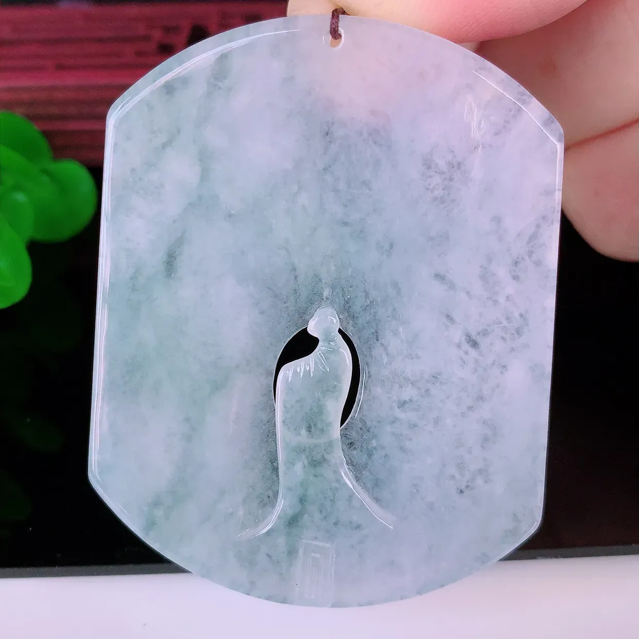 自然光实拍，冰种翡翠悟道吊坠，翡翠悟道寓意“祥和，安宁，吉祥，幸福”，佩戴效果优雅迷人，性价比超高！#60.9