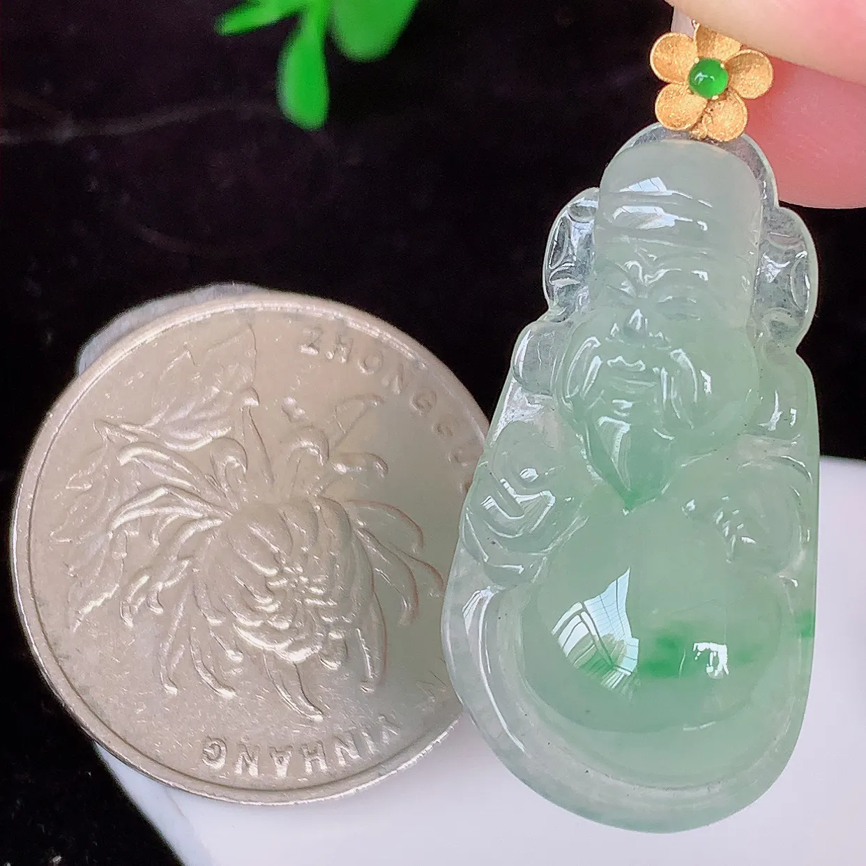 自然光实拍，18K金镶嵌冰种飘花翡翠财神爷吊坠，翡翠招财财神爷，财神到你家里来，年年月月发大财，形态极为讨喜，佩戴效果招财迷人#1.7整体34裸石28.5*16*7