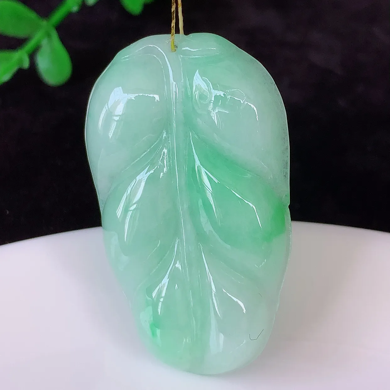 自然光实拍，冰胶飘绿叶子翡翠吊坠 ，种水足，色泽清新，工艺精湛，叶子寓意美好；金枝玉叶，事业有成。#35.7