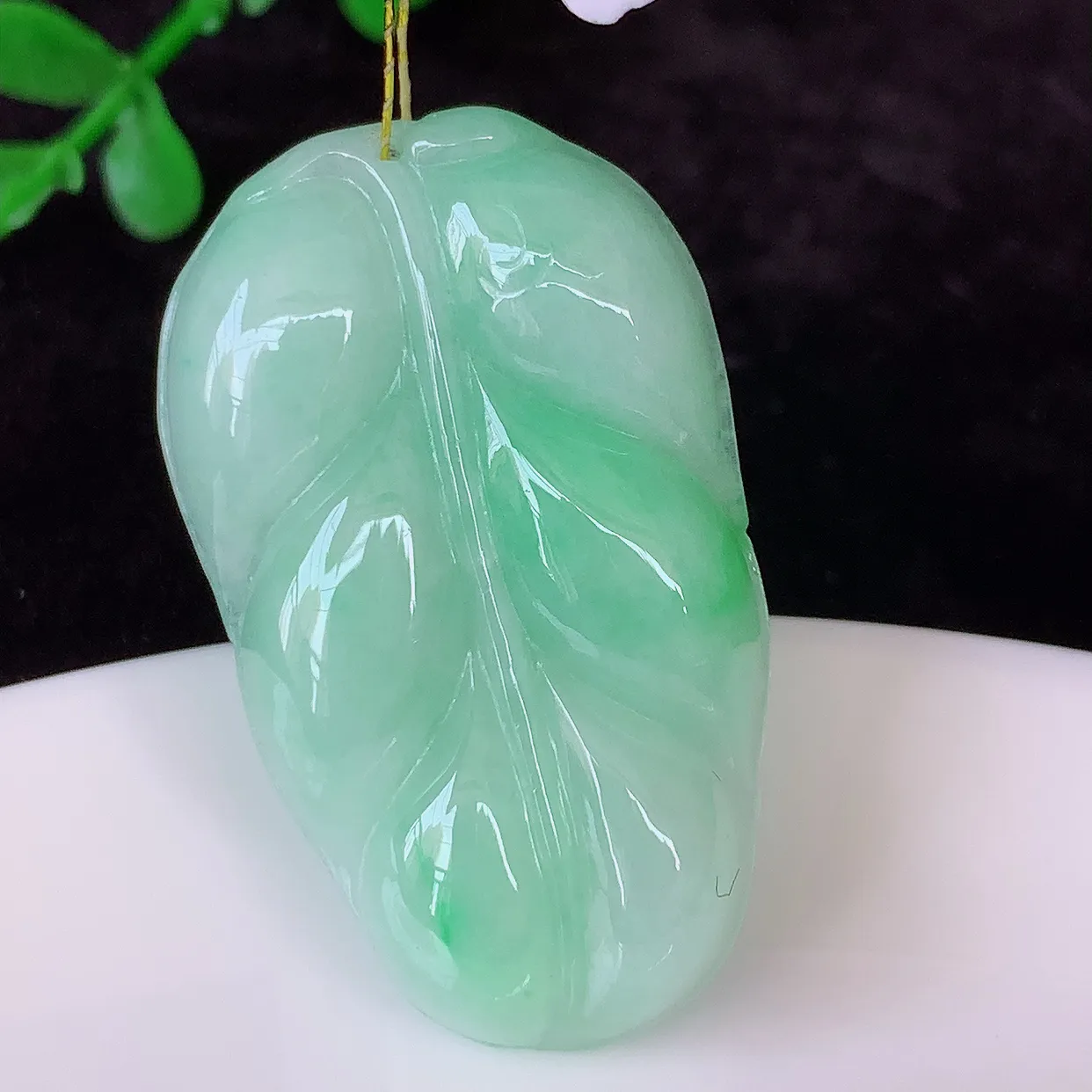 自然光实拍，冰胶飘绿叶子翡翠吊坠 ，种水足，色泽清新，工艺精湛，叶子寓意美好；金枝玉叶，事业有成。#35.7